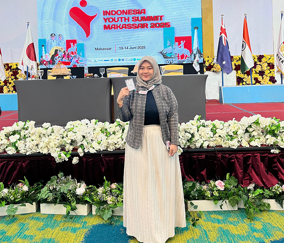 MEMBANGGAKAN: Dona Marista berhasil meraih medali emas Bidang PKM Riset Sosial Humaniora Pimnas ke-37. (ISTIMEWA/RADAR BOJONEGORO)