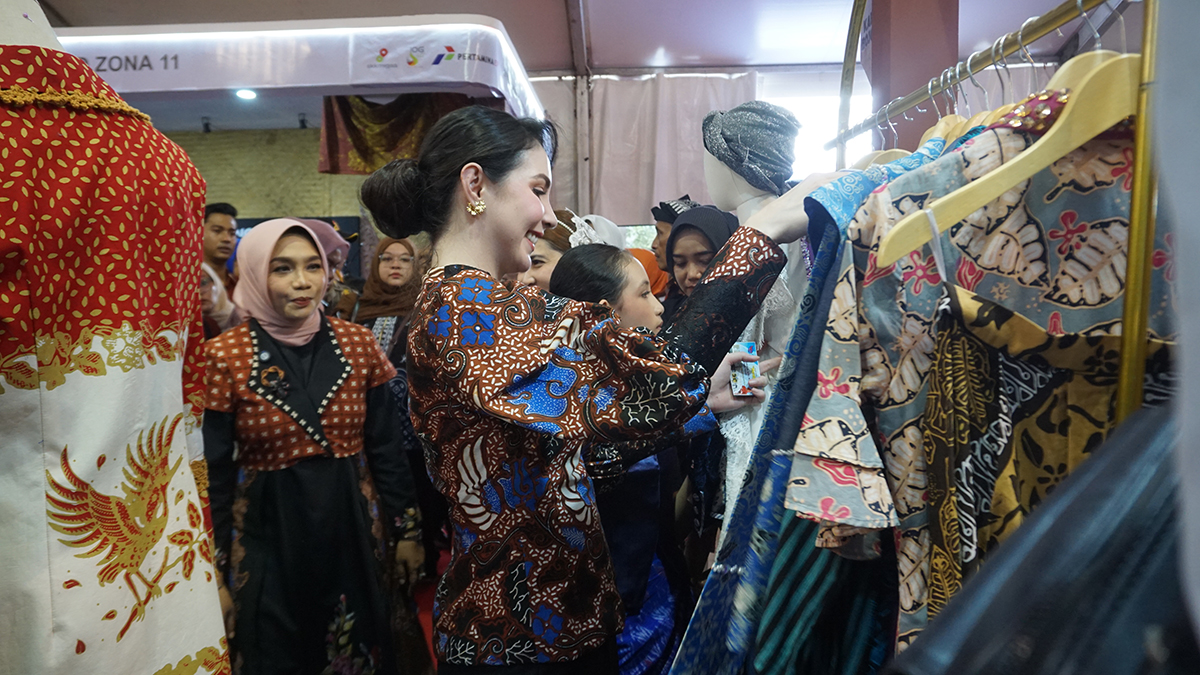 Ketua Dekranasda Jawa Timur Arumi Bachsin melihat batik yang dipamerkan Dekranasda Bojonegoro pada hari pembuka Bojonegoro Wastra Batik Festival 2025 (18/6). (YUAN EDO/RADAR BOJONEGORO)