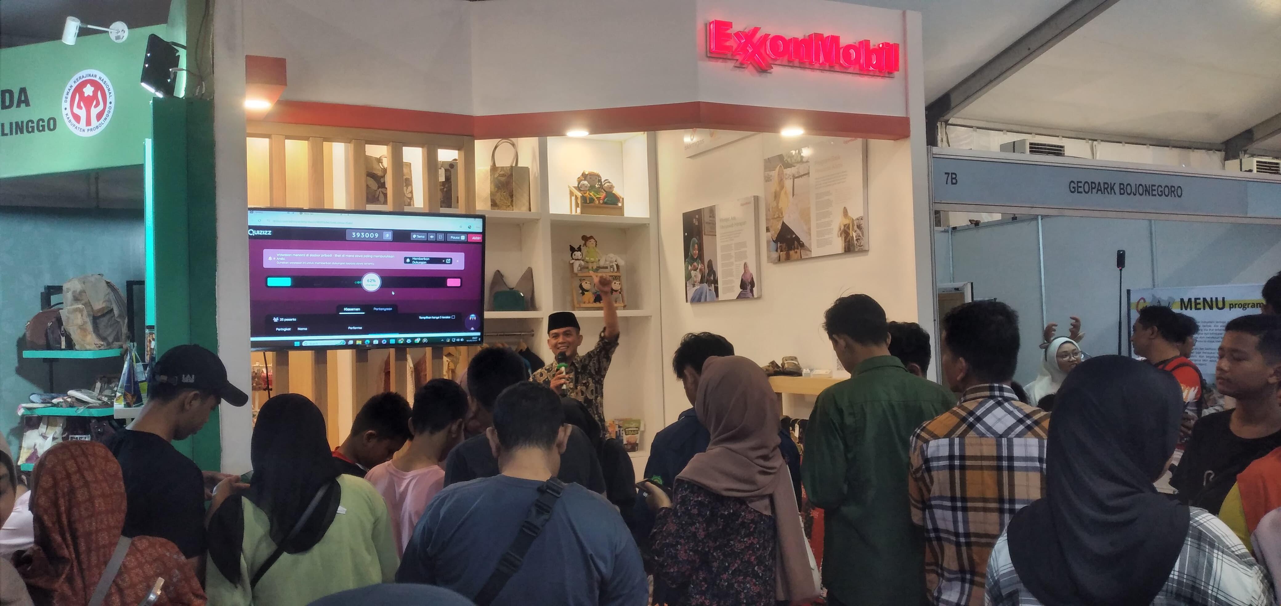 Pengunjung dari luar daerah memenuhi anjungan PIB Bojonegoro untuk berbelanja produk UMKM binaan EMCL.