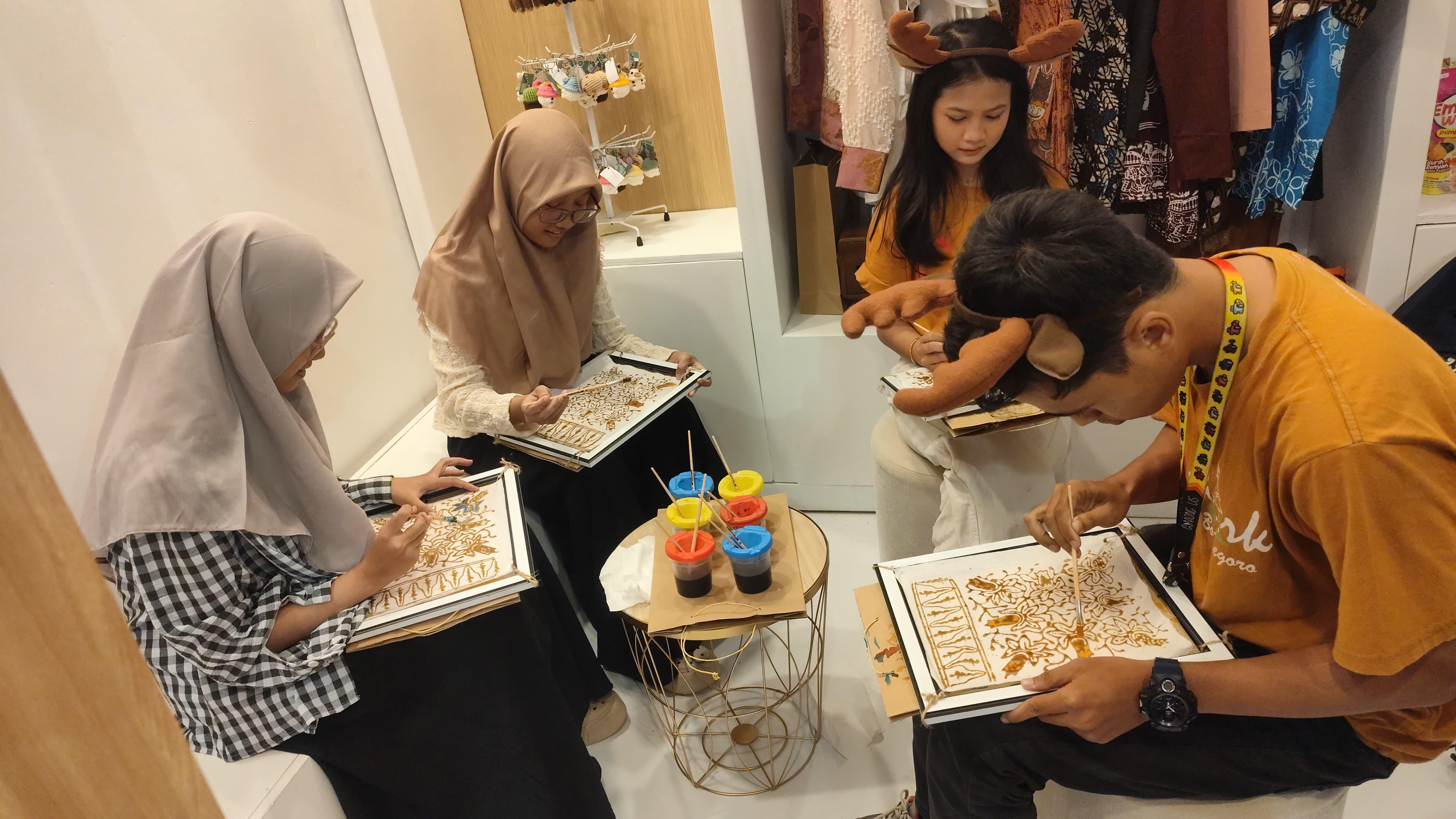 Para pengunjung antusias mengikuti kegiatan membatik yang diselenggarakan PIB Bojonegoro di anjungan Wastra Batik 2025.