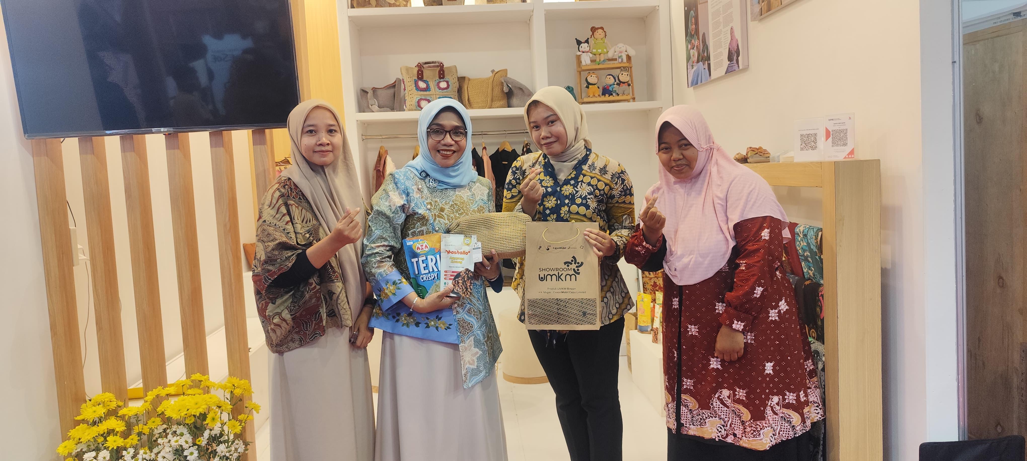 Ketua Dekranasda Kabupaten Bojonegoro, Cantika Wahono hadir dan mendukung anjungan EMCL bersama PIB Bojonegoro.