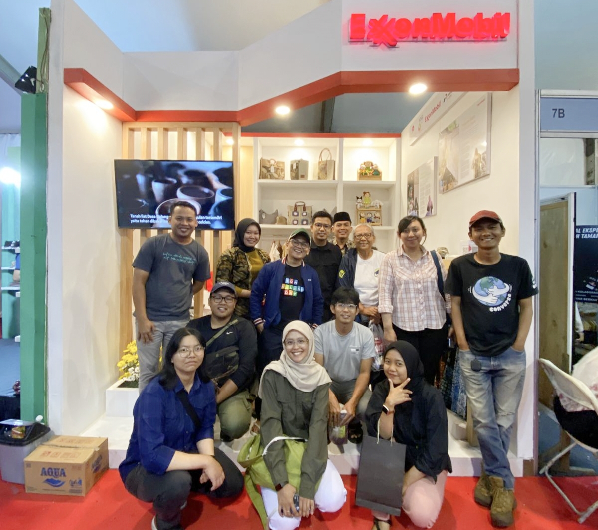 Tim dari EMCL dan PIB saat berada di depan anjungan Wastra Batik Festival 2025 di Bojonegoro.