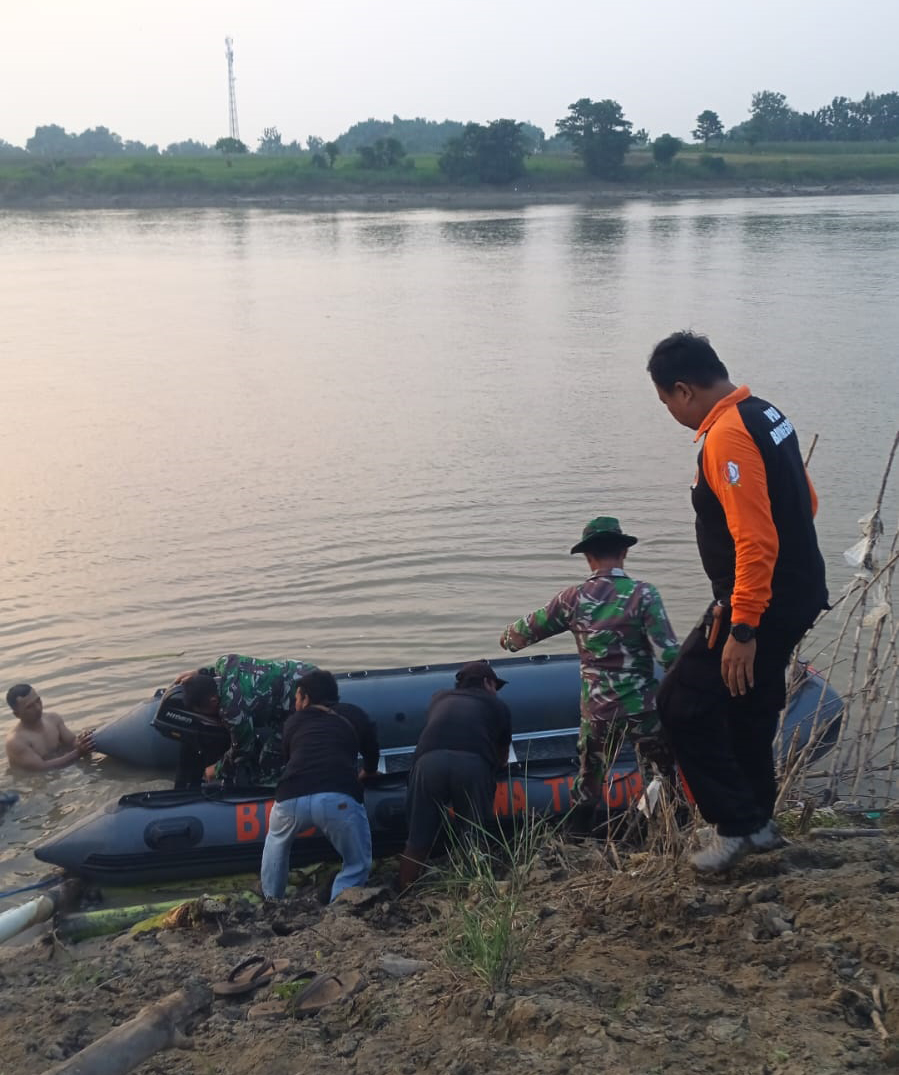 EVAKUASI: Petugas mengevakuasi jenazah korban di Bengawan Solo. (ISTIMEWA/RADAR BOJONEGORO)