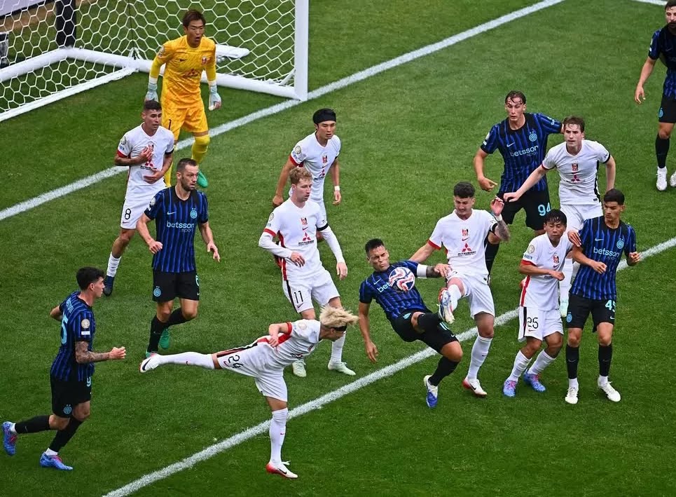 Inter Milan berhasil meraih tiga poin saat melawan Red Urawa. Gol telat Inter berhasil selamatkan dari hasil imbang.