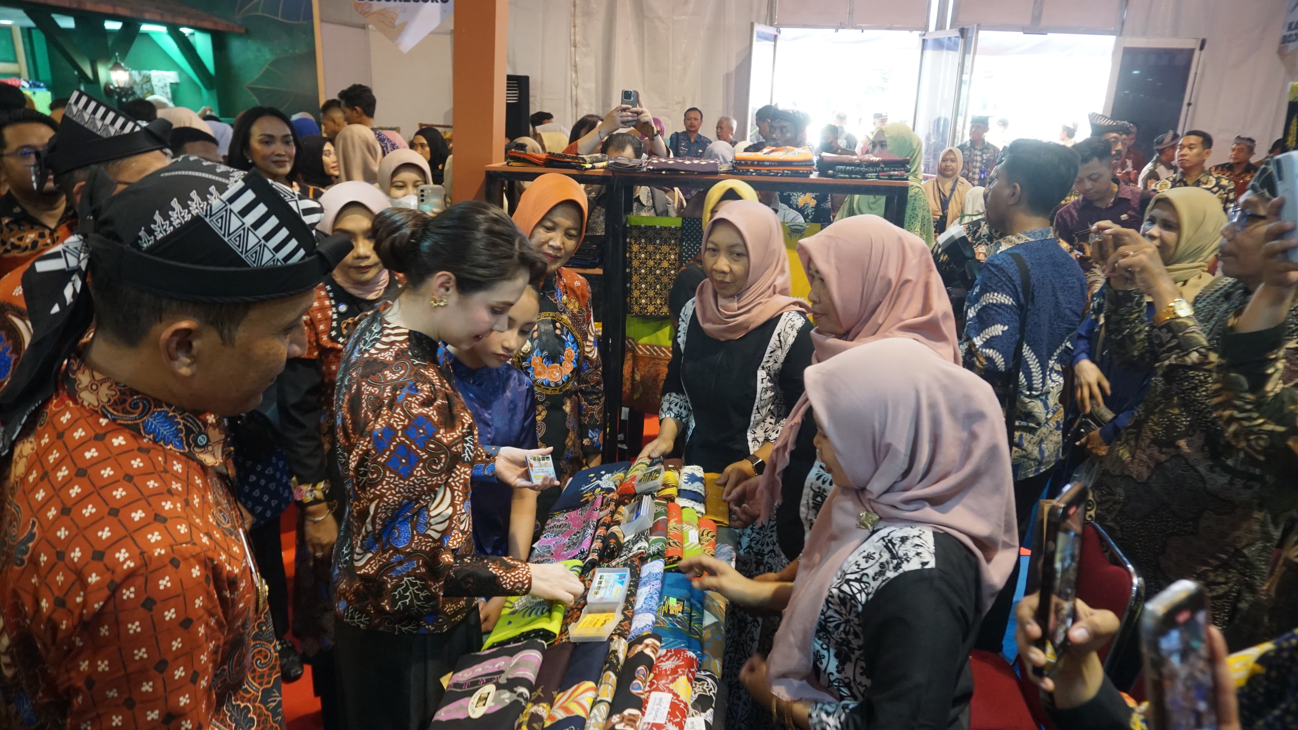 MENGGELIAT : Wastra Batik yang digelar Disbuspar menumbuhkan ekonomi lokal.
