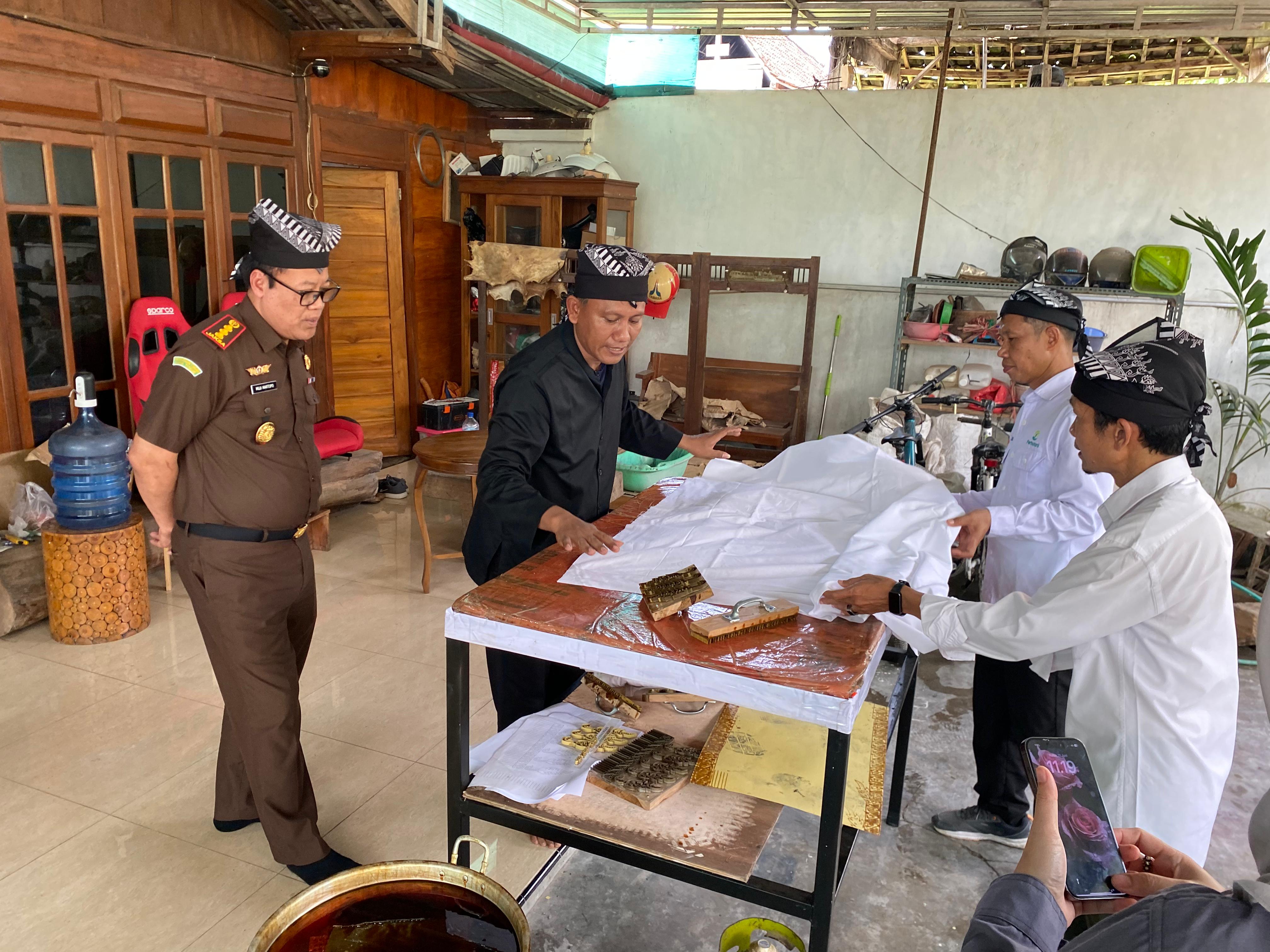 BATIK: Bambang Sutrisno (baju hitam) menerima kunjungan dari jajaran Kejaksaan Negeri (Kejari) Bojonegoro.
