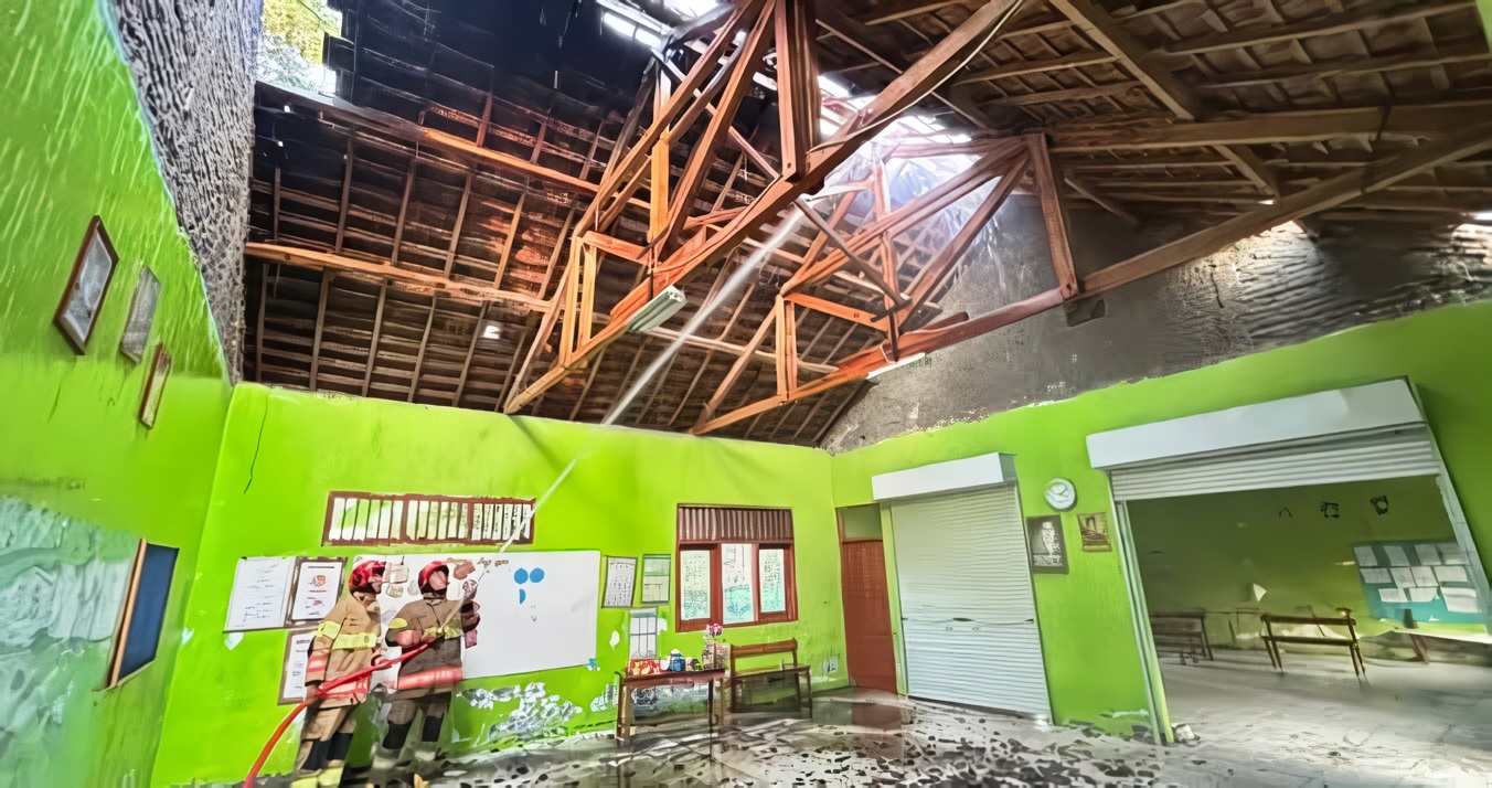 TERBAKAR : Tolong kelontong ini terbakar akibat main lilin.