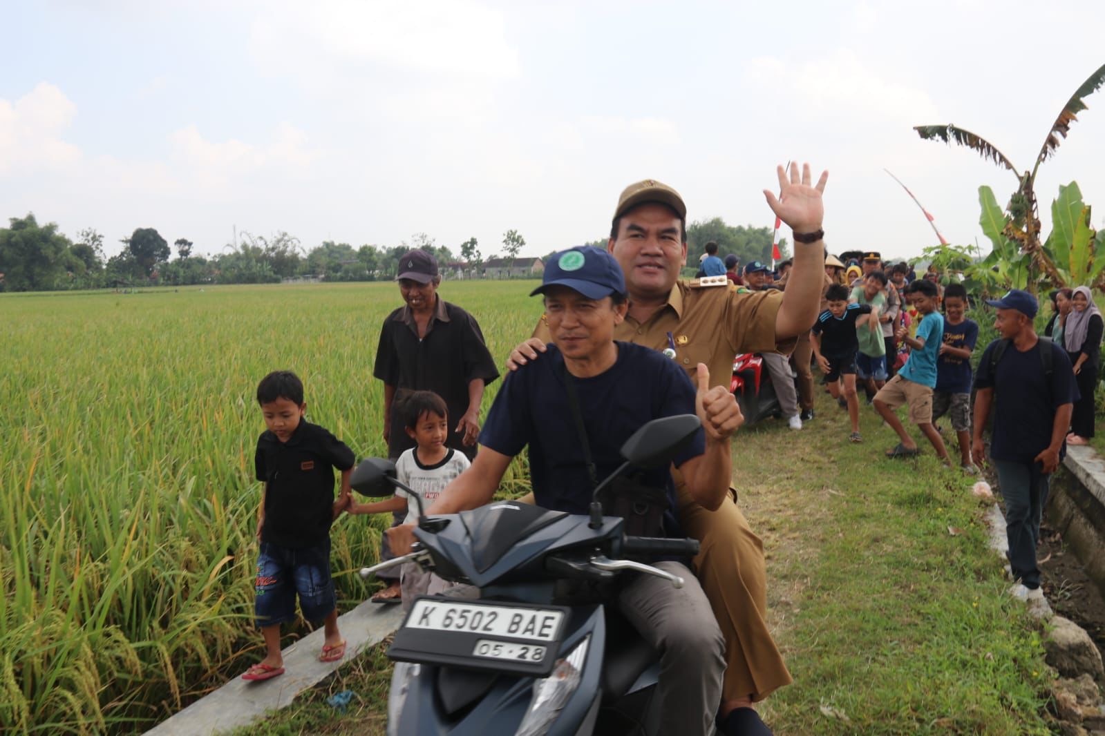 MENYAPA : Bupati Blora Arief Rohman melihat Sekolah Lapang.
