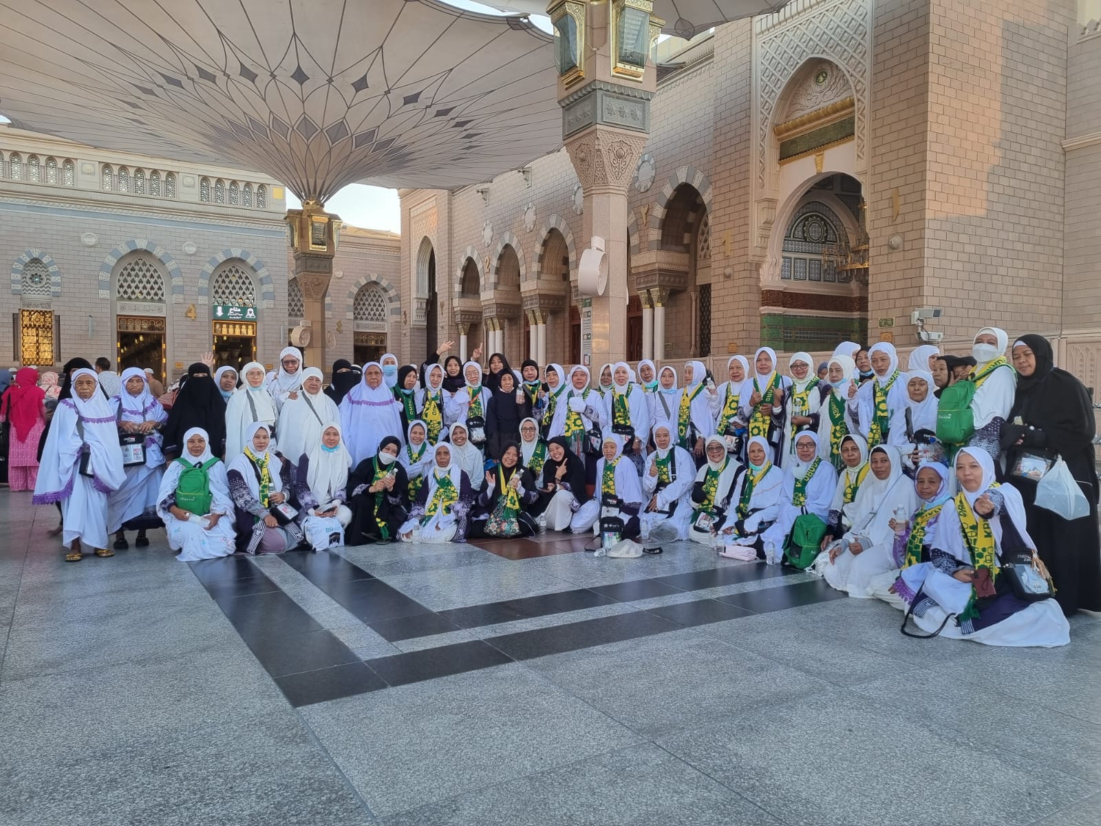 WISATA : Jemaah haji Bojonegoro berkunjung ke berbagai tempat di Madinah.