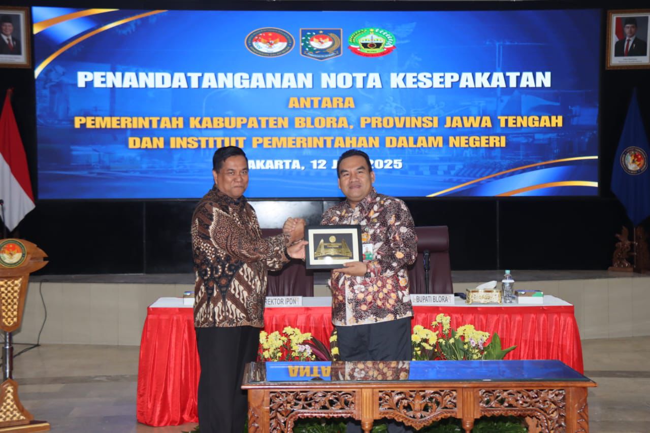Bupati Blora, Arief Rohman (kanan) bersama Rektor IPDN, Halilul Khairi usai penandatanganan MoU di Jakarta (12/6).