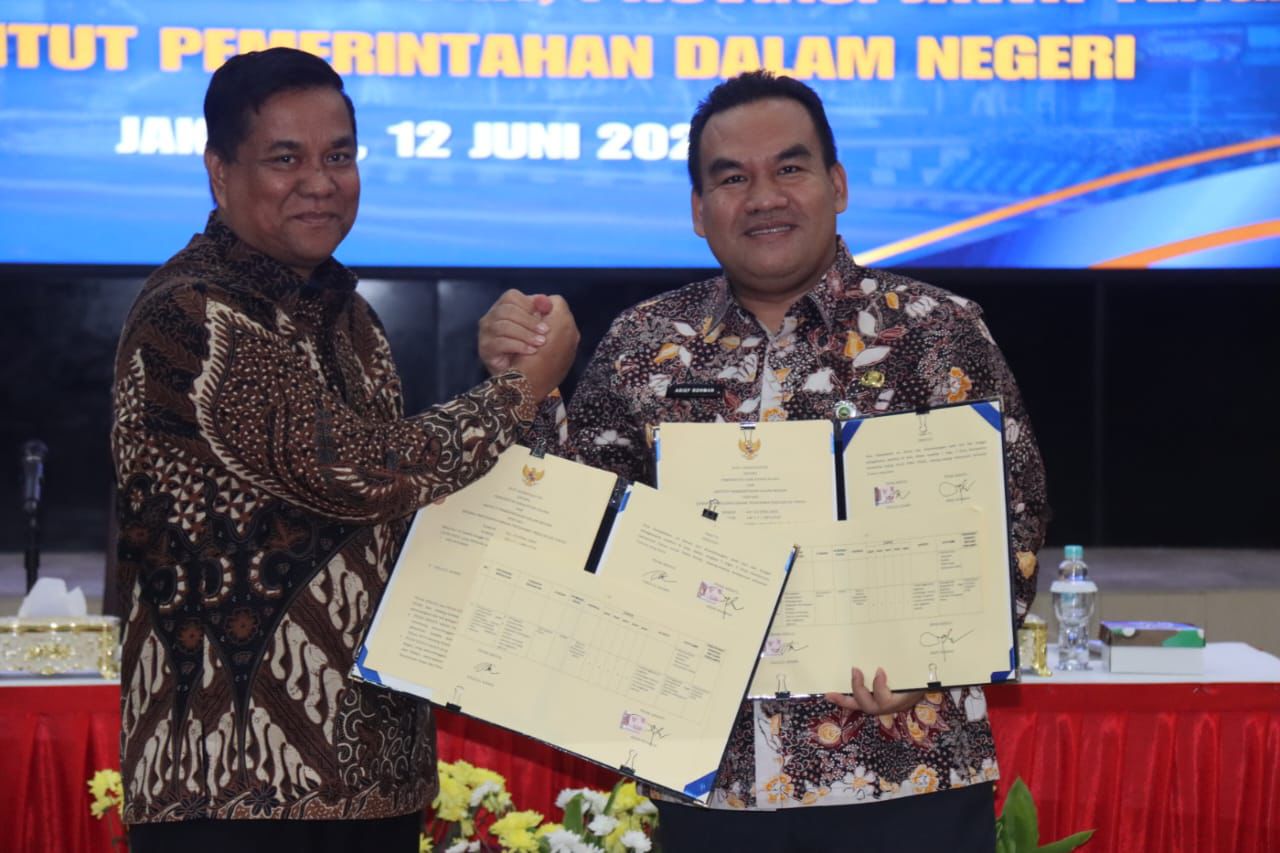 Bupati Blora, Arief Rohman (kanan) bersama Rektor IPDN, Halilul Khairi usai penandatanganan MoU di Jakarta (12/6).