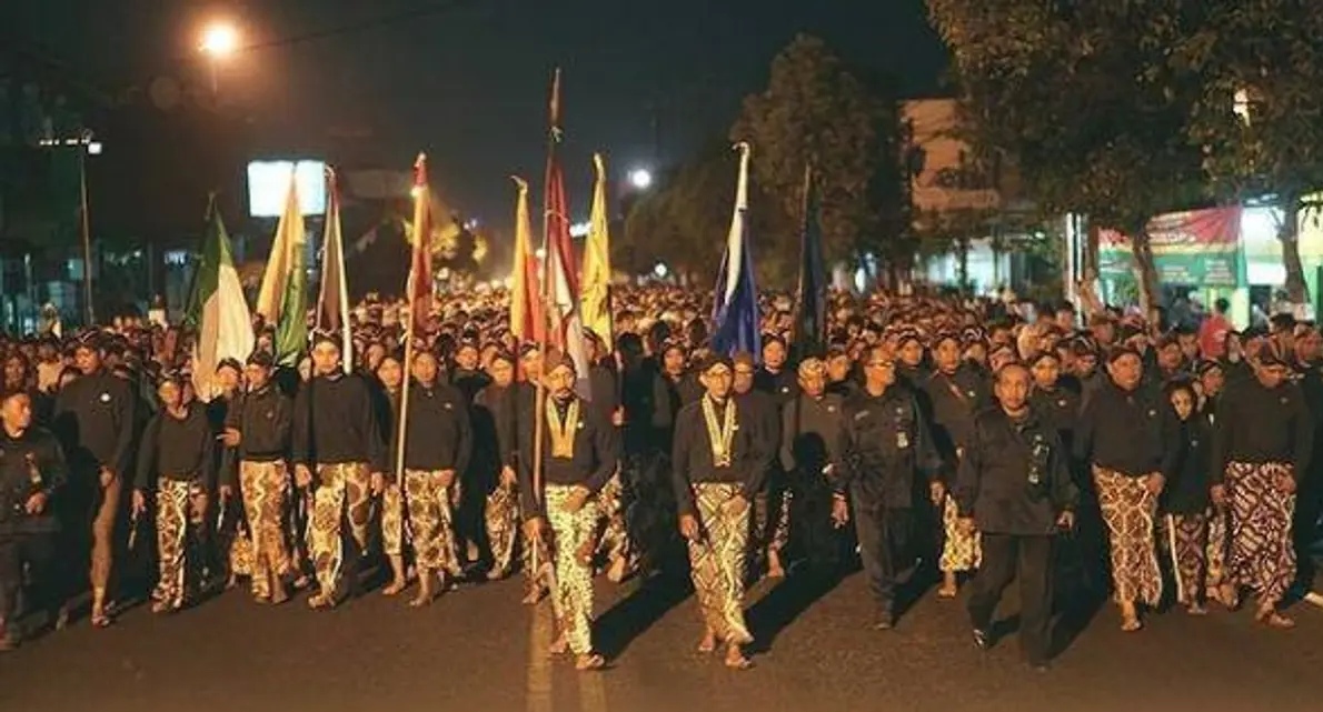 Tradisi keraton Jogjakarta ketika malam satu suro. Ribuan orang akan melakukan tapa bisu dengan pakaian khas jawa sambil berjalan.