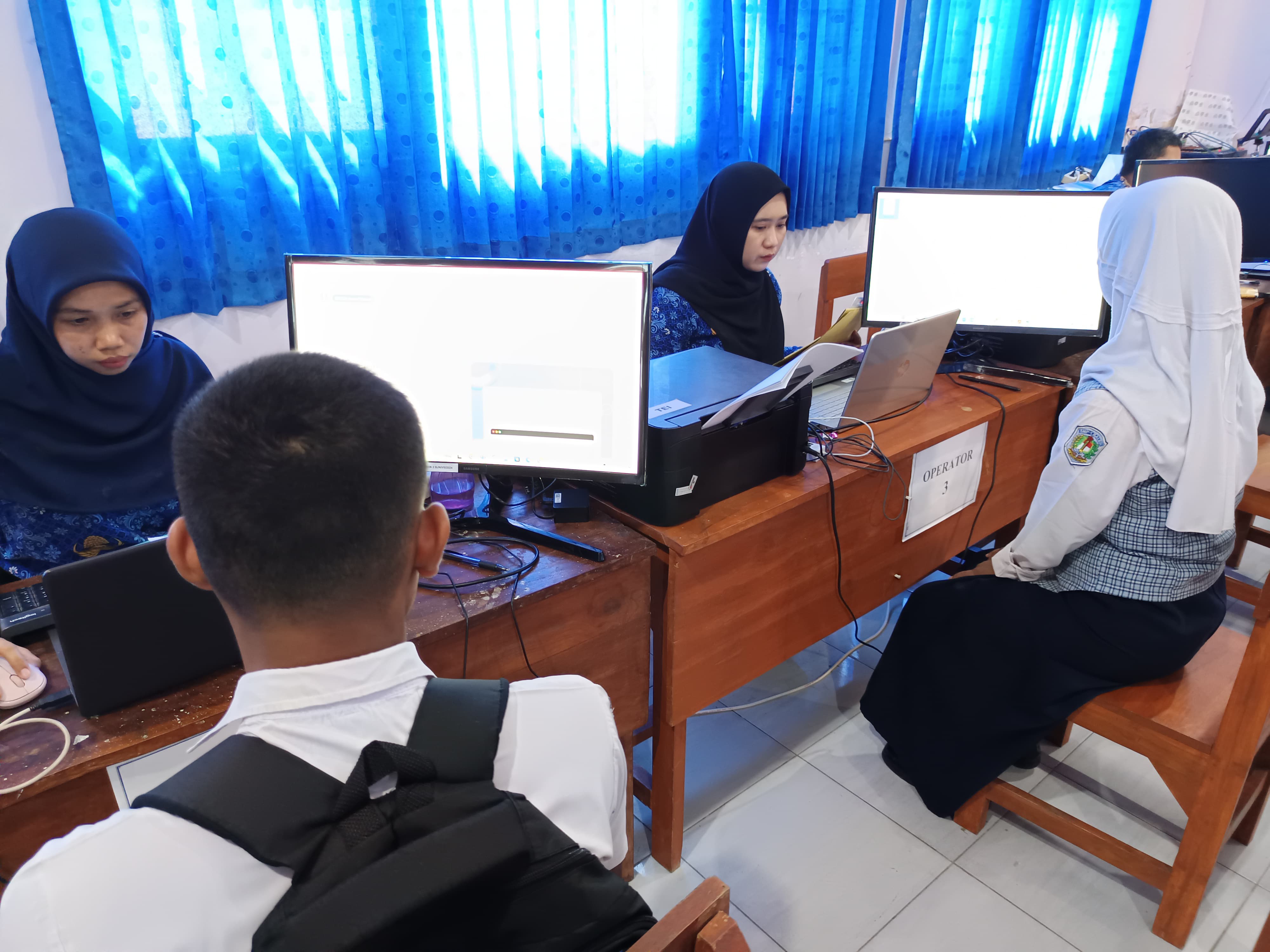 MENDAFTAR : Pendaftar sedang melakukan pendaftaran di salah satu sekolah.