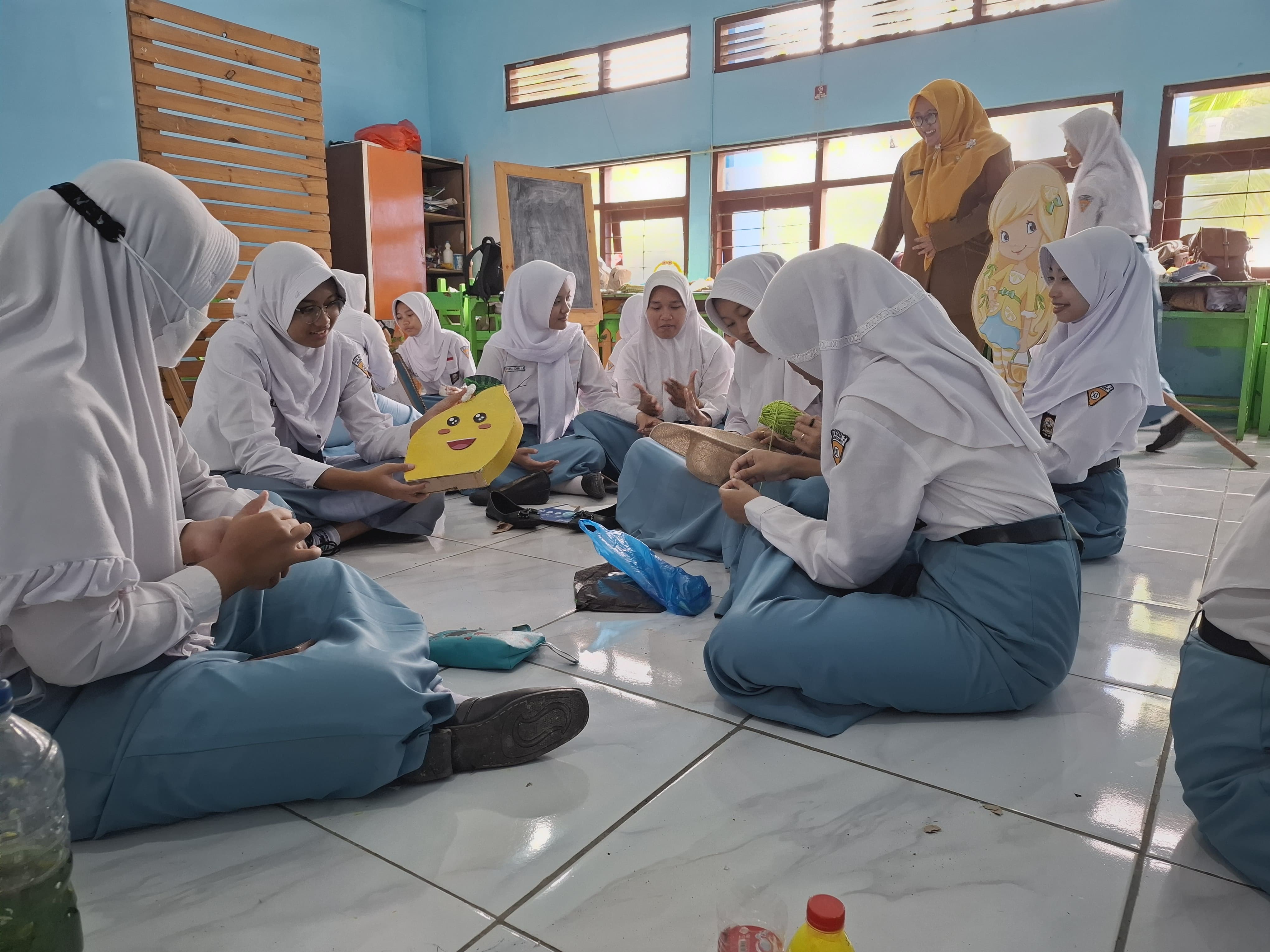 ANAK SEKOLAH : Siswa SMA di Bojonegoro. Masih banyak warga yang belum tamat SMP-SMA.