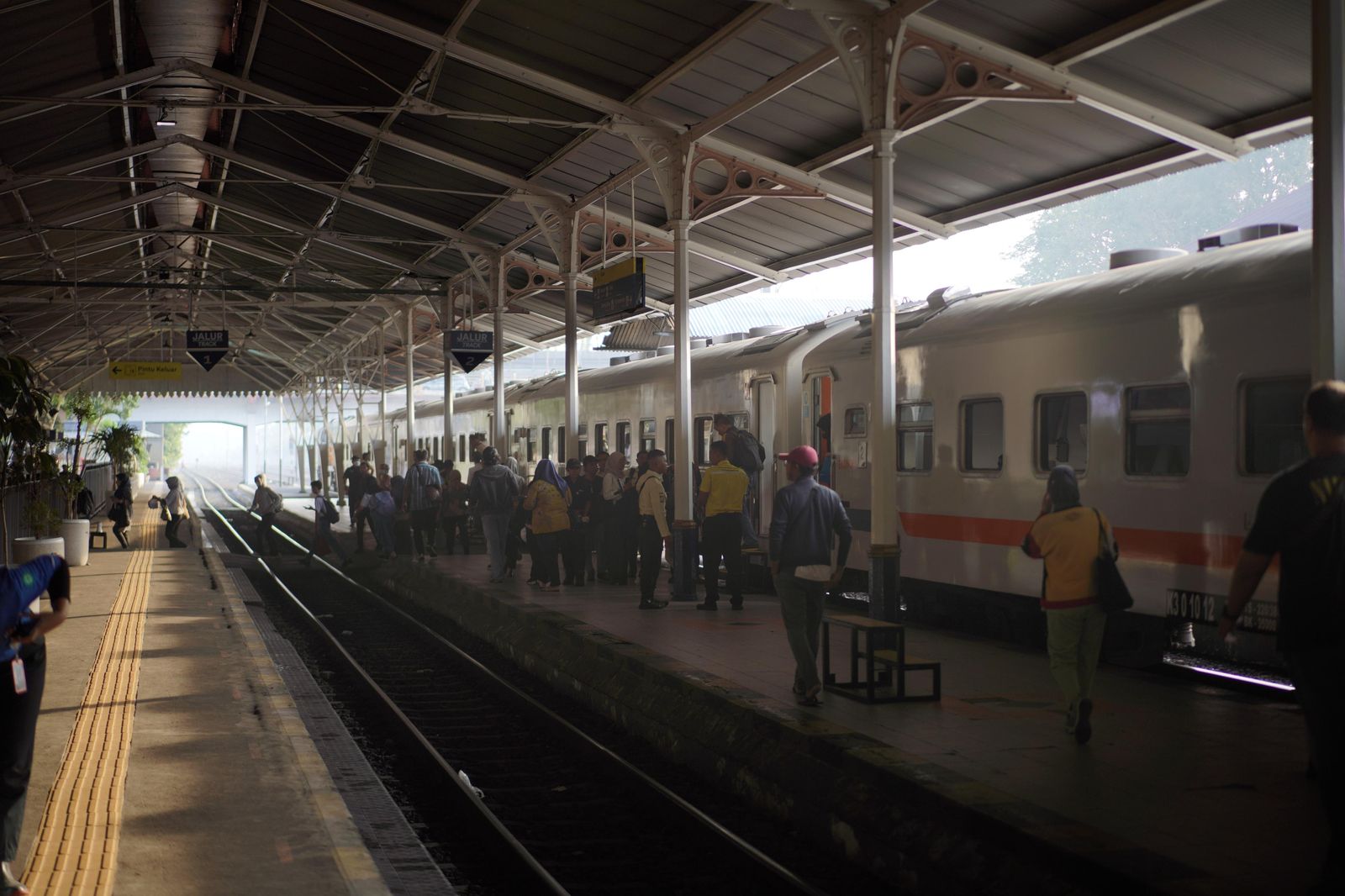 RAMAI : Penumpang KA di Stasiun Cepu Blora.