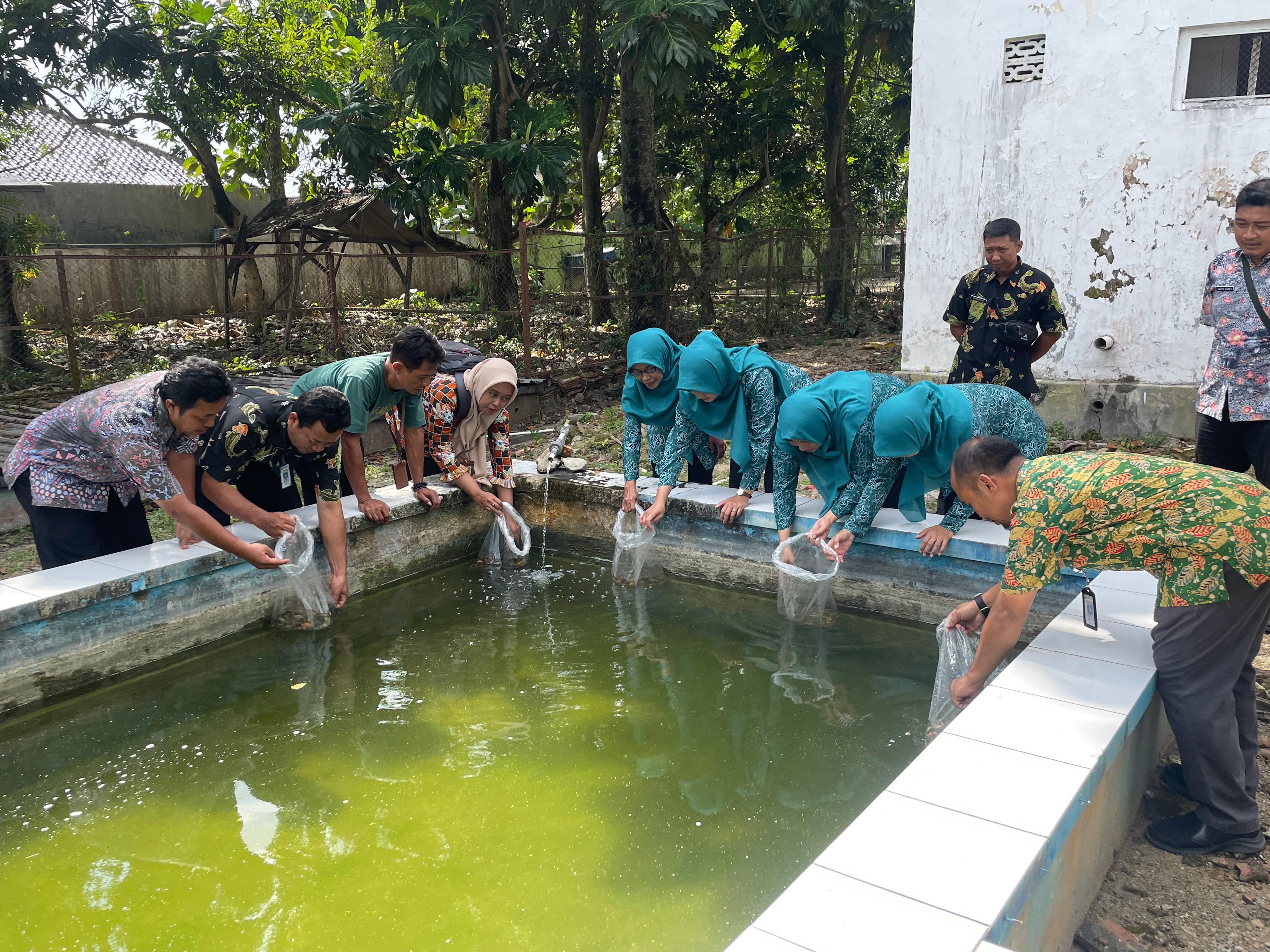 PANEN: TP PKK Blora sedang panen ikan patin di Taman PKK.