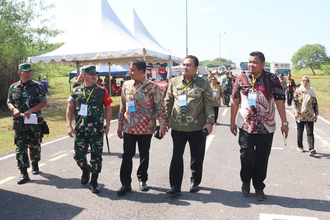 JALAN BARENG: Bupati Bojonegoro Setyo Wahono jalan bareng bupati Blora Arief Rohman di Lapangan Blok Cepu. (DHANI WAHYU ALFIANSYAH/RADAR BOJONEGORO)