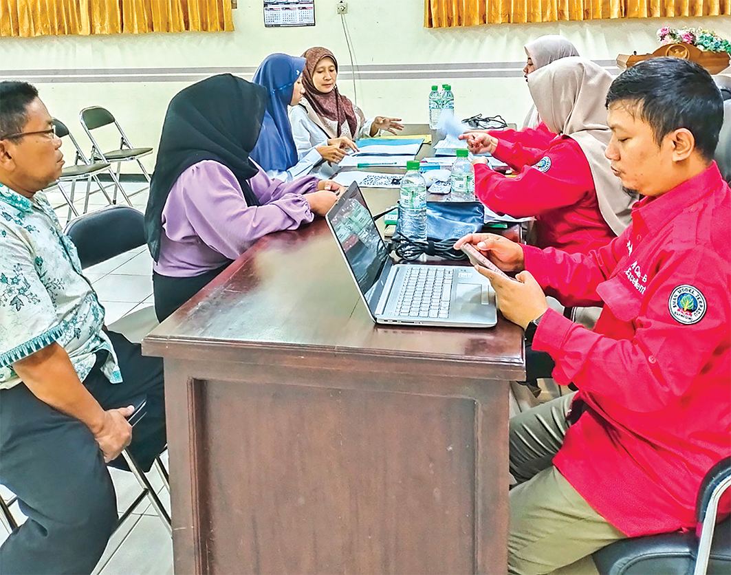 MEMBLUDAK: Pendaftaran hari pertama SPMB jalur domisili SMA/SMK kemarin (26/6) membludak. (IRVAN RAMADHAN/RADAR BOJONEGORO)