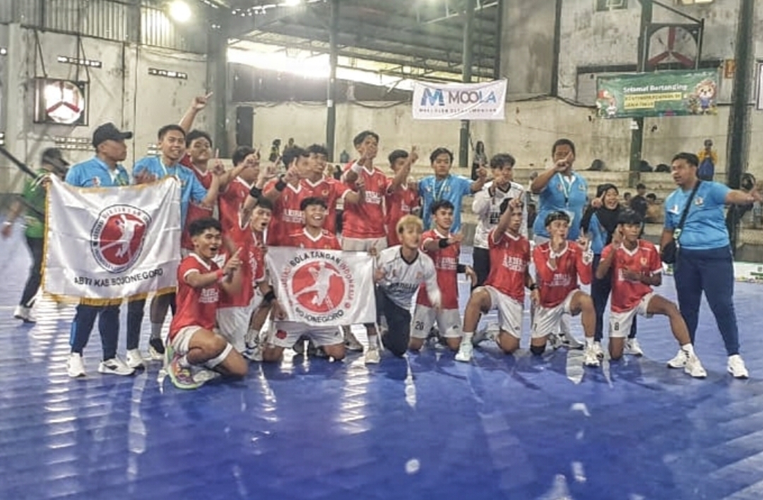 Tim cabor Bola Tangan Bojonegoro saat merayakan kemenangan laga final Porprov Jatim dan meraih medali emas.