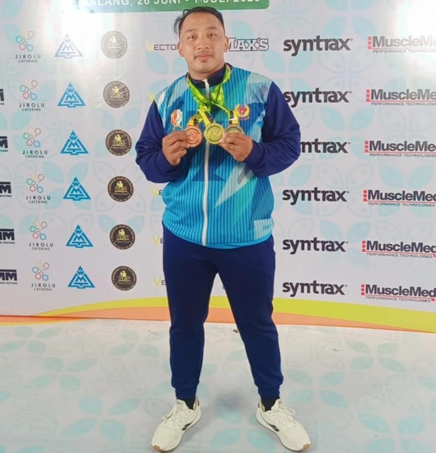 Abdun Lukman Farid, atlet lifter cabor angjat besi yang juga mahasiswa teknik sipil Universitas Bojonegoro usai memborong 3 medali di Porprov IX Jatim 2025.