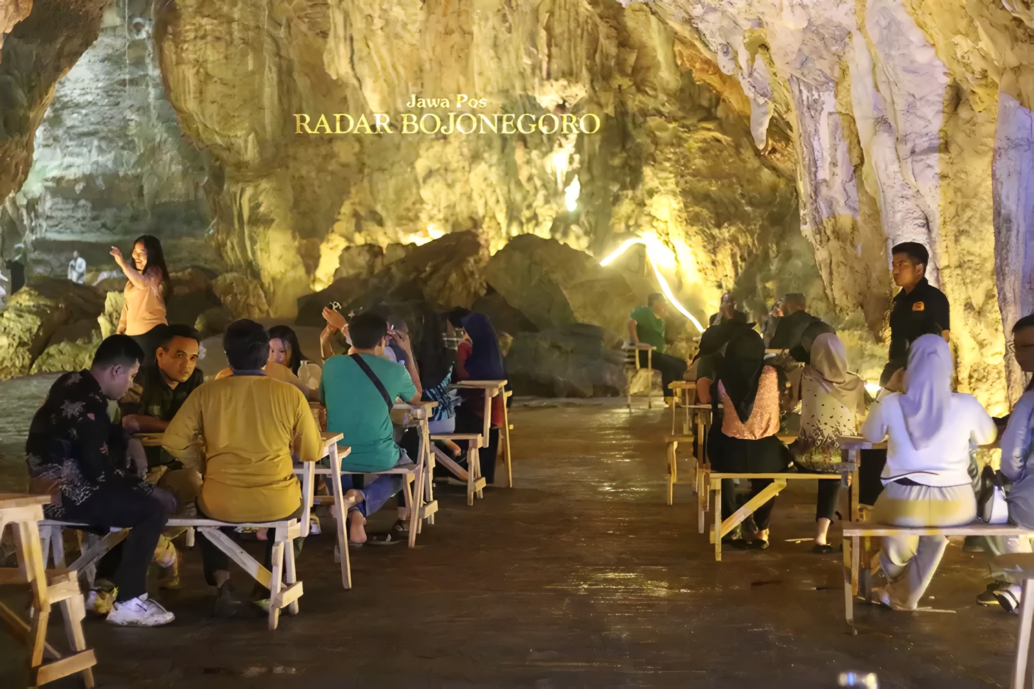 GUA TERAWANG : Gua ini cukup ramai dikunjungi wisatawan.