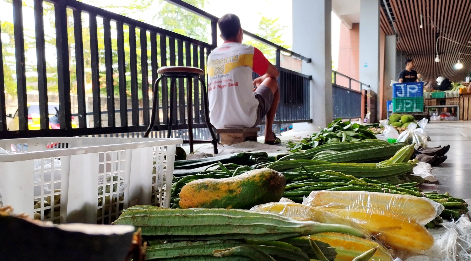 Potret komoditi sayur di pasar tradisional. Lesunya daya beli di sektor riil.