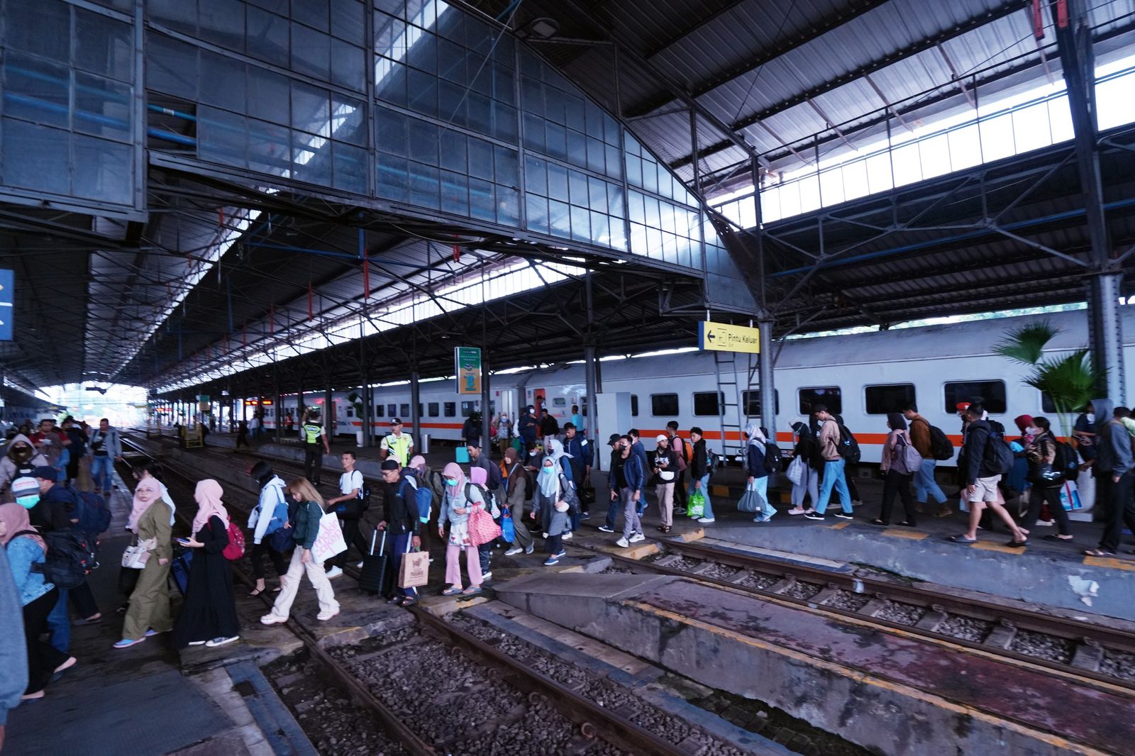 RAMAI : Suasana di Stasiun Cepu. Musim libur tahun baru Islam jumlah penumpang KA naik tajam.