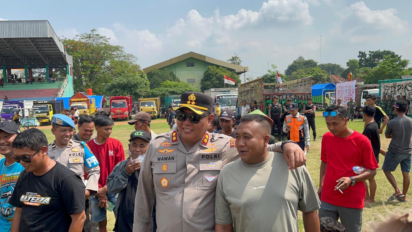 AKRAB : Kapolres Blora bersama para sopir truk saat aksi beberapa waktu lalu.