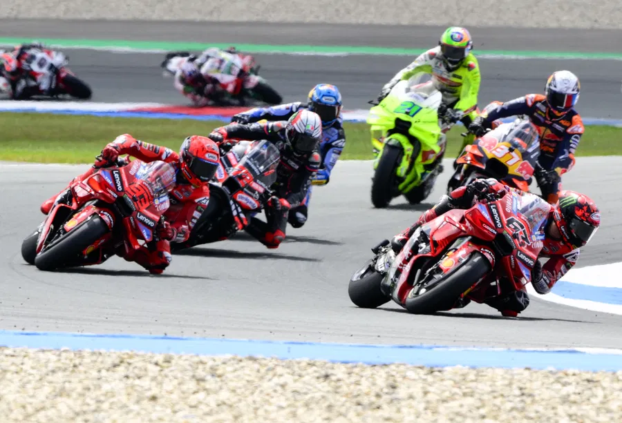 Meskipun Pecco Bagnaia sempat memimpin lomba, Marc Marquez dan Marco Bezzecchi di belakang berhasil melompatinya. (Dok. Gold and Goose)
