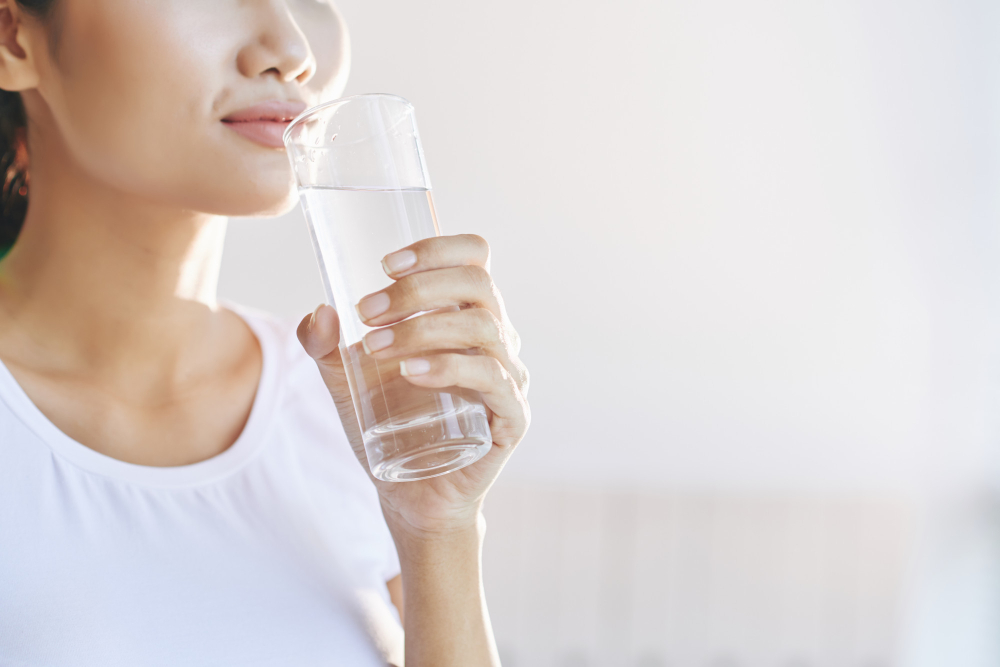 Ilustrasi foto minum air putih.