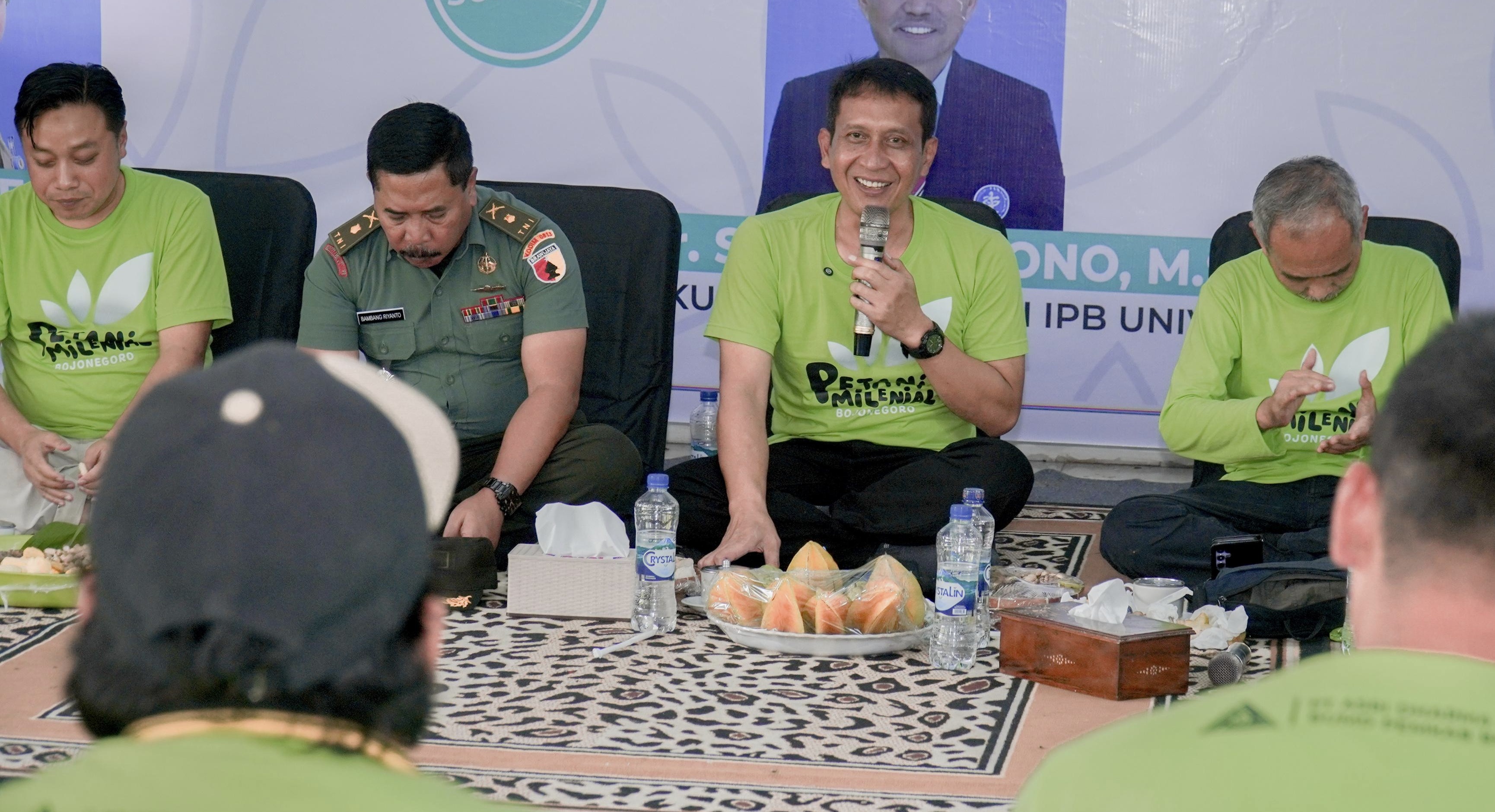 Bupati Bojonegoro, Setyo Wahono memberikan motivasi dalam Jagong Petani Milenial (30/6).