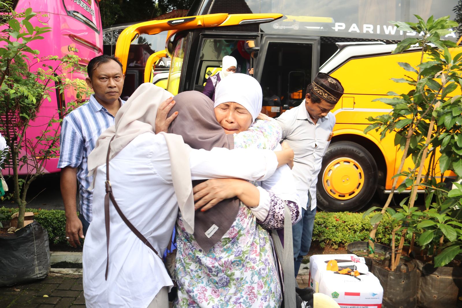 JEMAAH HAJI: Rombongan jemaah haji asal Blora telah kembali ke Tanah Air. Mereka disambut anggota keluarganya dengan penuh rasa haru dan bahagia.