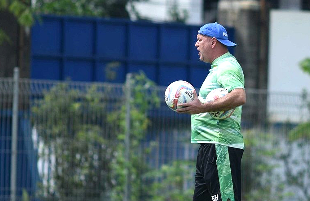 Bojan Hodak saat memimpin latihan Persib Bandung. Pemain asing persib semakin lengkap untuk mengarungi Liga 1 2025/2026.
