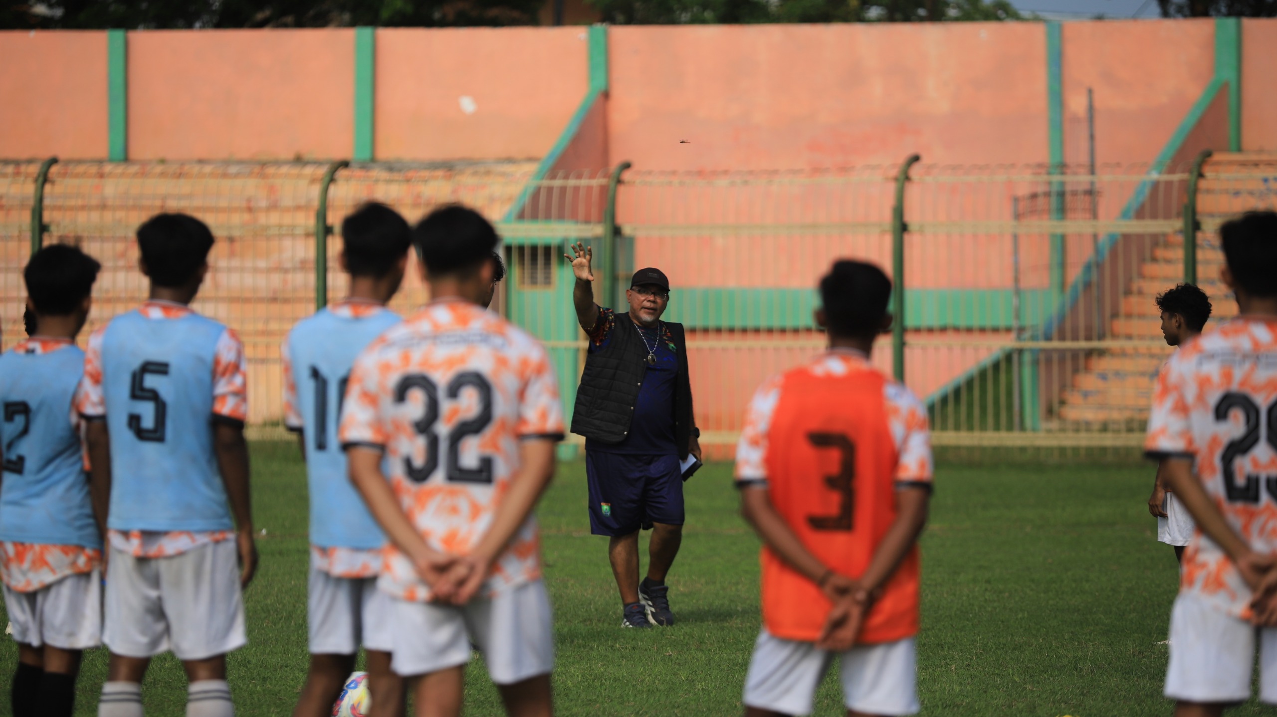 MINTA DUKUNGAN : Pelatih Persibo Iwan Setiawam saat di Stadion Letjen Soedirman.