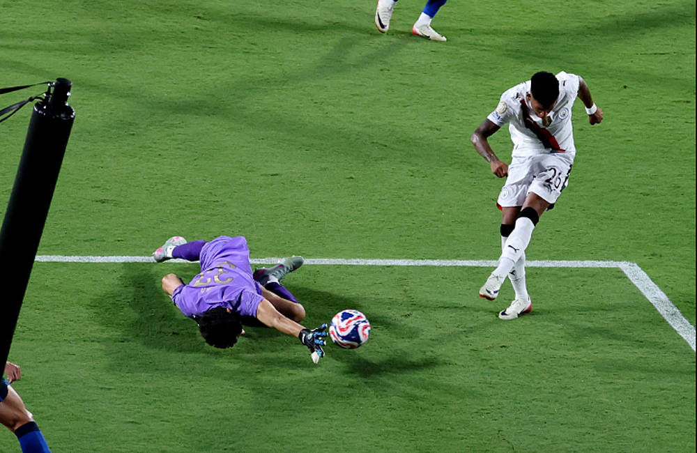 Yassine Bounou, Kiper asal Maroko kembali mendapat sorotan dengan penyelamatannya.