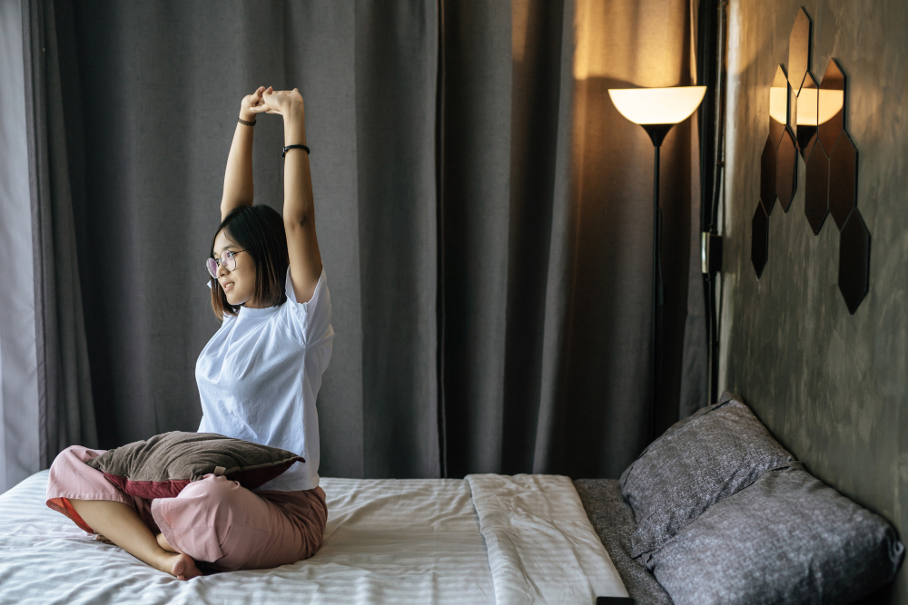 Ilustrasi foto perempuan bangun tidur.