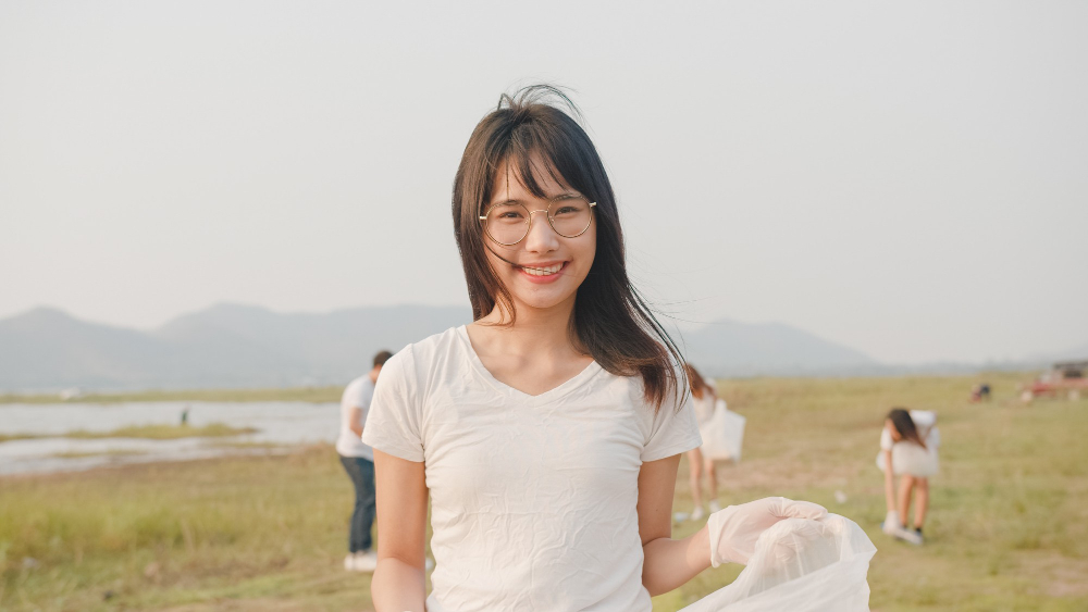 Ilustrasi perempuan cantik kulit glowing.