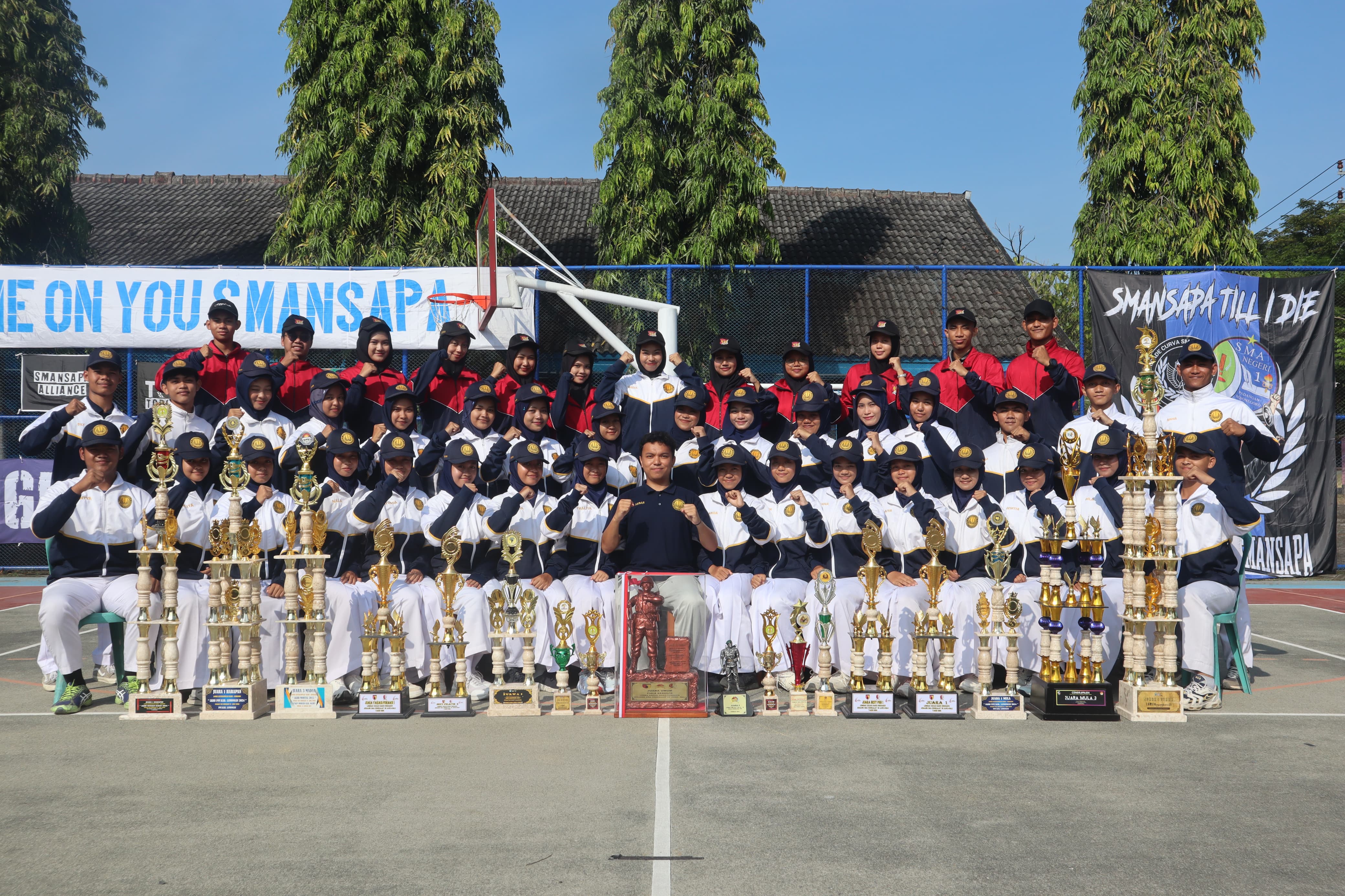 JUARA : Tim Passondan juara umum lomba kreasi baris berbaris jenjang SMA sederajat.