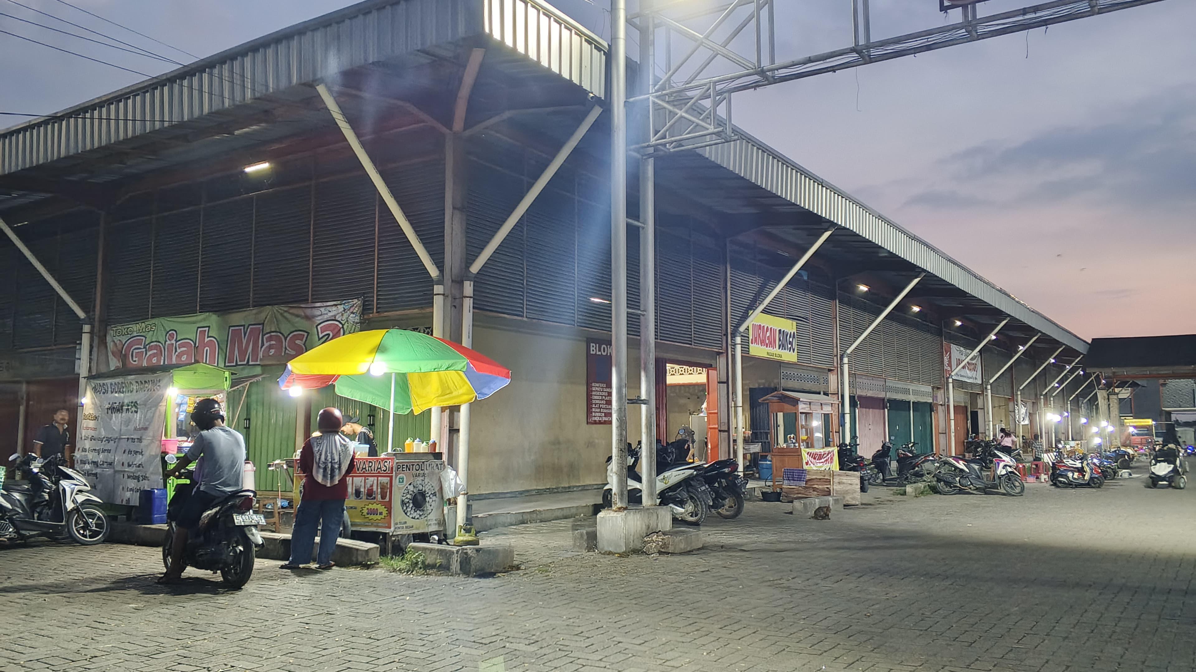 PEDAGANG KAKI LIMA: Geliat pedagang kaki lima berdagang saat malam hari di pasar tradisional Blora.
