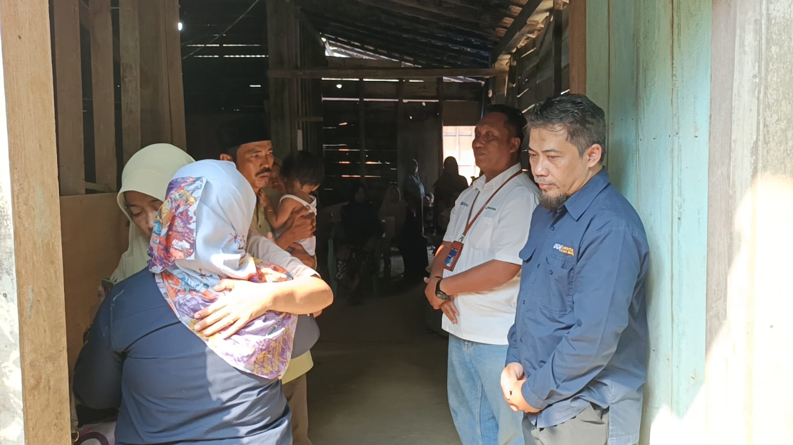 Civitas Akademika UGM dan Perhutani KPH Bojonegoro mengunjungi rumah duka almarhum Bagus Adi Prayogo. Nampak salah satu anggota civitas (kiri) memeluk ibunda Bagus. (YUAN EDO/RADAR BOJONEGORO)