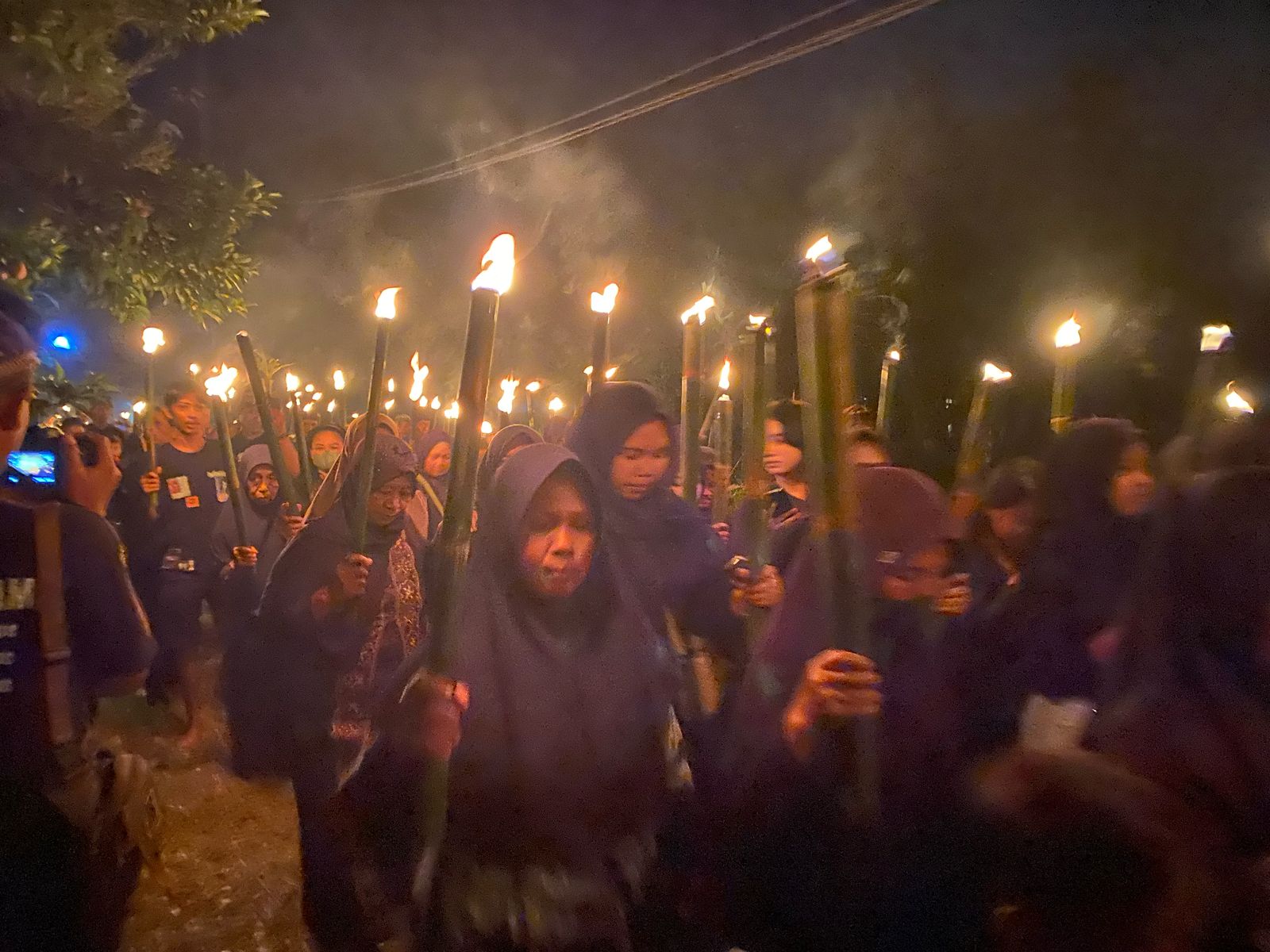 OBOR: Ratusan masyarakat Sedulur Sikep membawa obor saat arak-arakan Kirab Cemani.