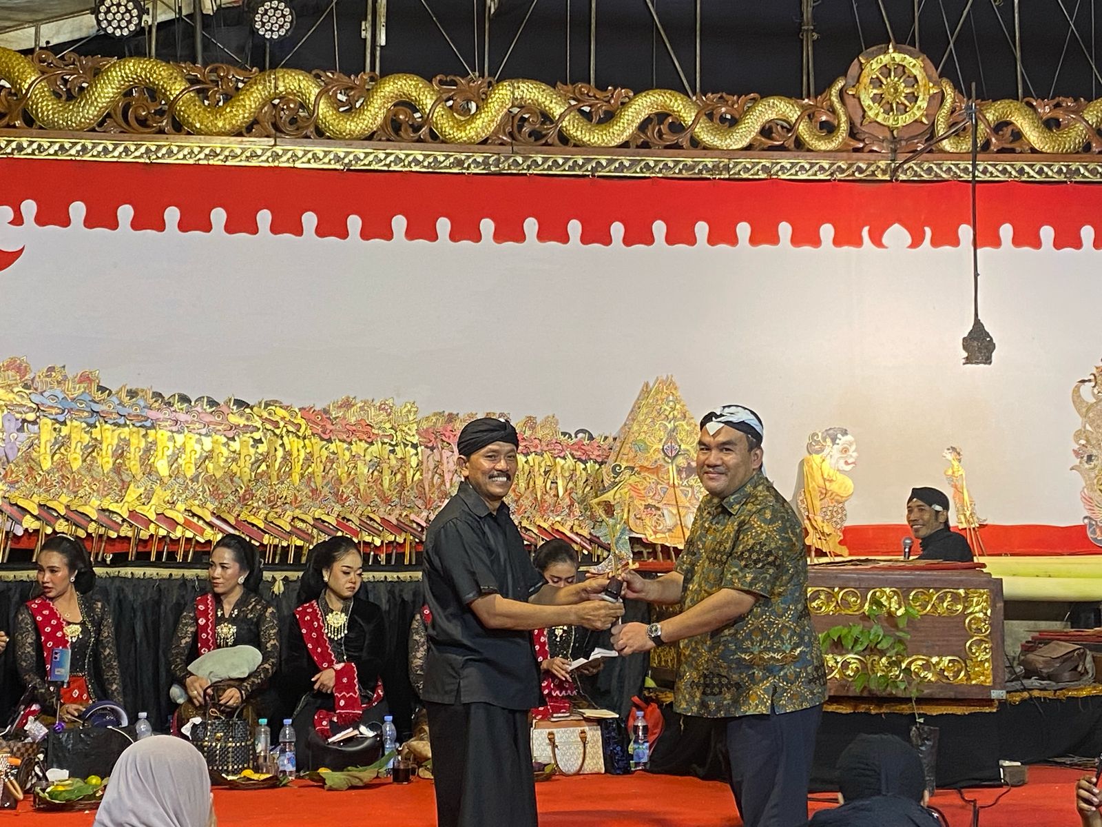 APRESIASI: Bupati Blora Arief Rohman sampaikan apresiasi kepada salah satu tokoh Sedulur Sikep Gunretno di acara Kirab Cemani, Rabu (2/7).