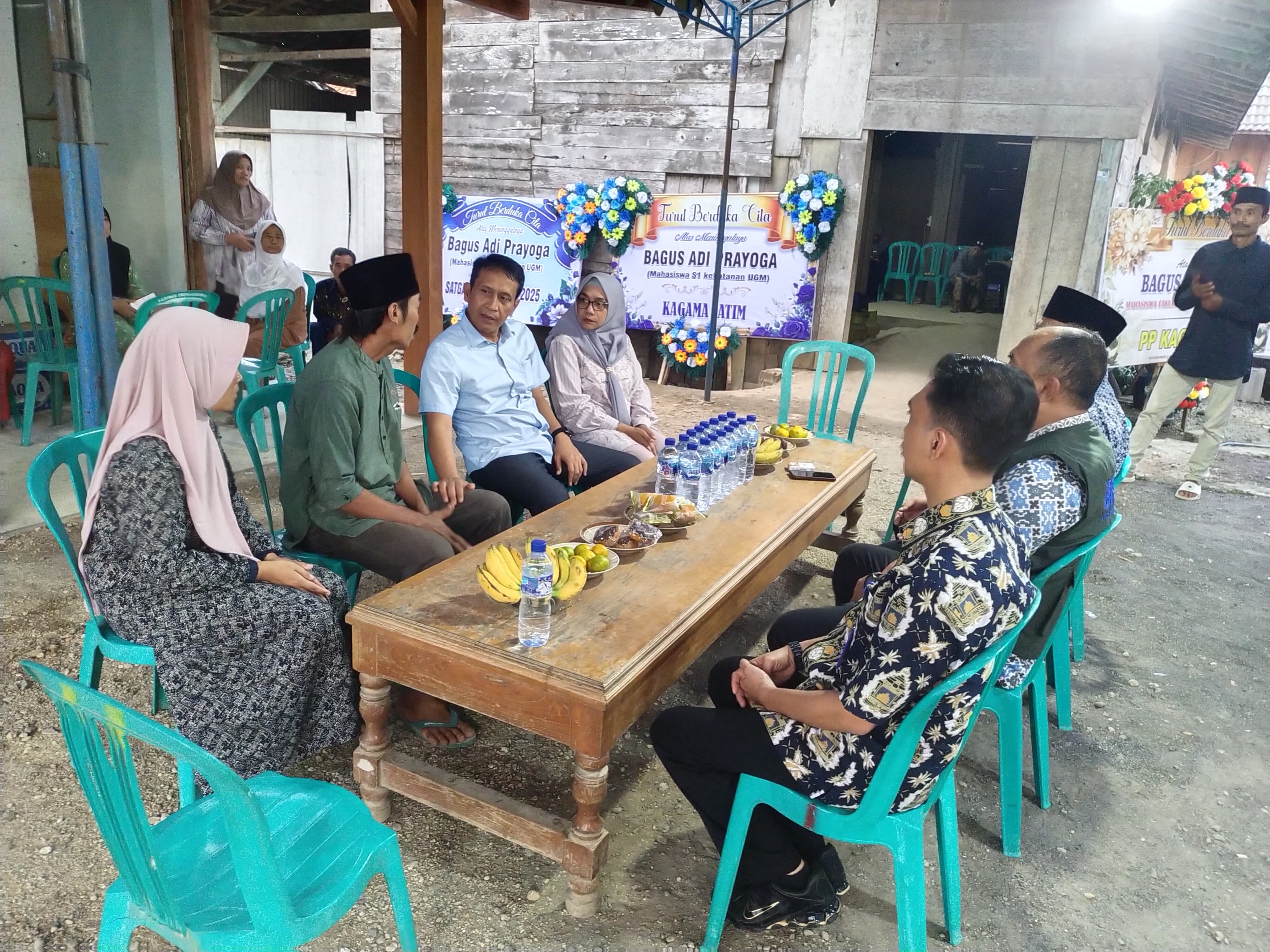 Bupati Bojonegoro, Setyo Wahono (baju biru langit) takziah ke rumah duka Bagus Adi Prayogo pada Kamis sore (3/7). (M. NURCHOLIS/RADAR BOJONEGORO)