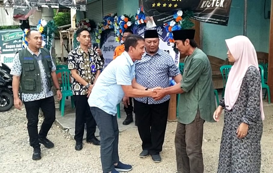 Bupati Bojonegoro, Setyo Wahono (baju biru langit) takziah ke rumah duka Bagus Adi Prayogo pada Kamis sore (3/7). (M. NURCHOLIS/RADAR BOJONEGORO)