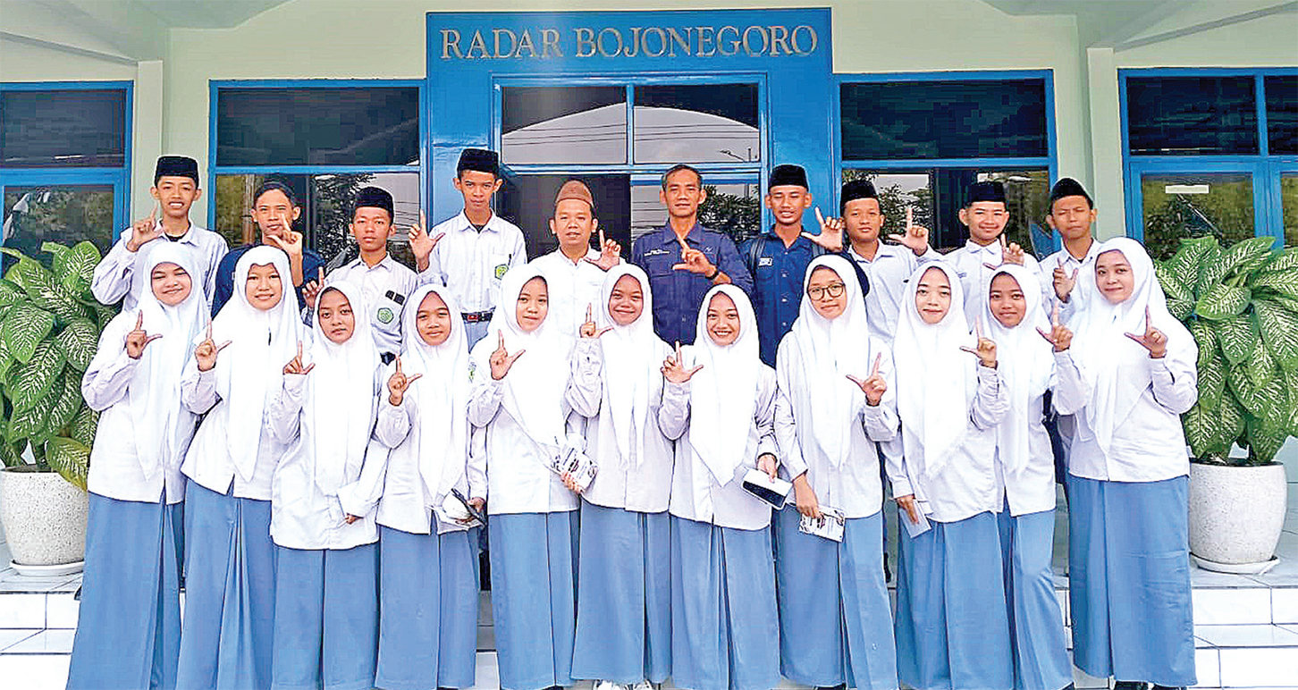 SALAM LITERASI: MA Attanwir berkunjung ke kantor Jawa Pos Radar Bojonegoro Kamis (3/7). (YANA DWI KURNIYA WATI/RADAR BOJONEGORO)