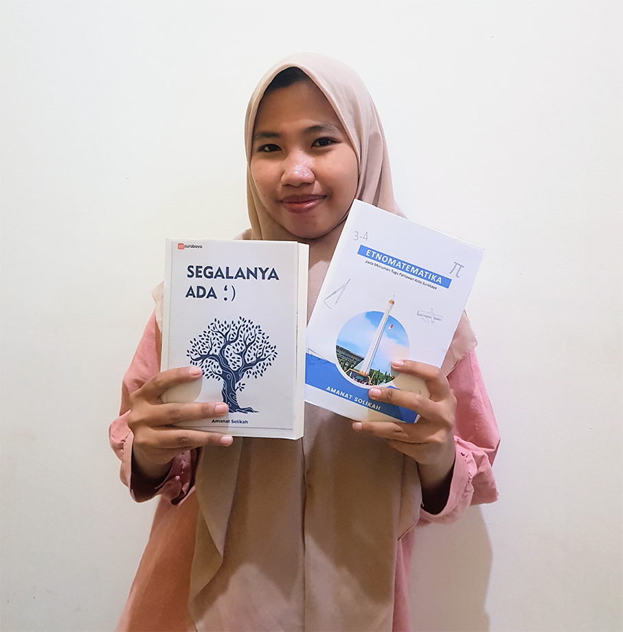 TUNJUKKAN KARYA: Amanat Solikah mahasiswa S-2 di Taiwan asal Kecamatan Sumberrejo berhasil menulis empat buku. (ISTIMEWA/RADAR BOJONEGORO)