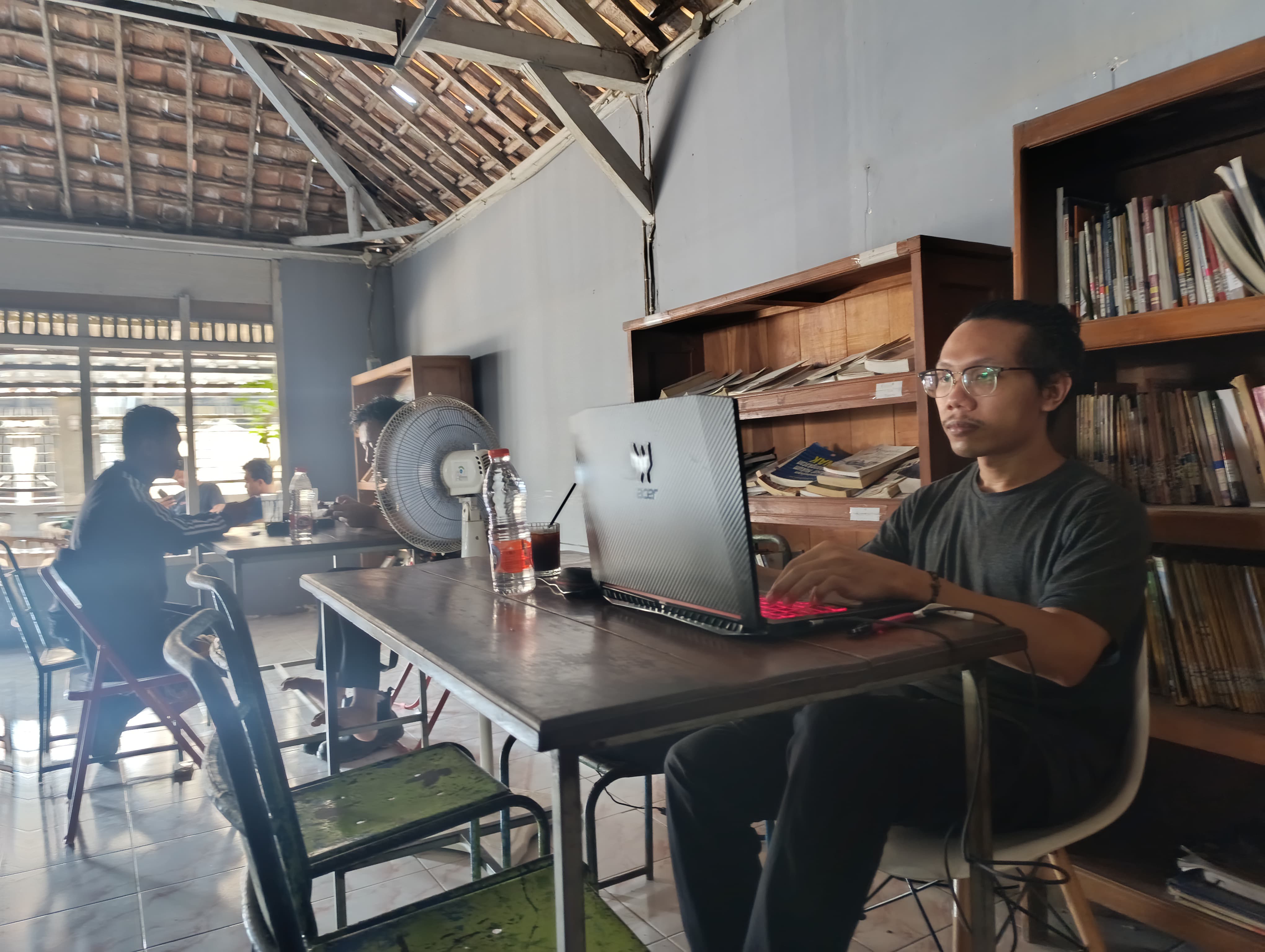 FLEKSIBILITAS: Kafe yang menyediakan coworking space menjadi jujukan para Gen Z yang bekerja freelance, (DHANI WAHYU ALFIANSYAH/RADAR BOJONEGORO)
