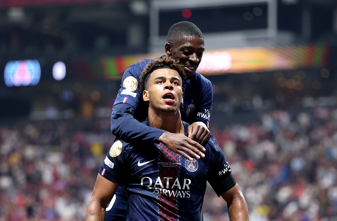 Desire Doue dan Dembele merayakan gol kontra Bayern Munchen.