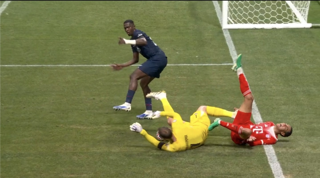 Jamal Musiala kesakitan dengan duel yang membuat engkelnya cedera parah.