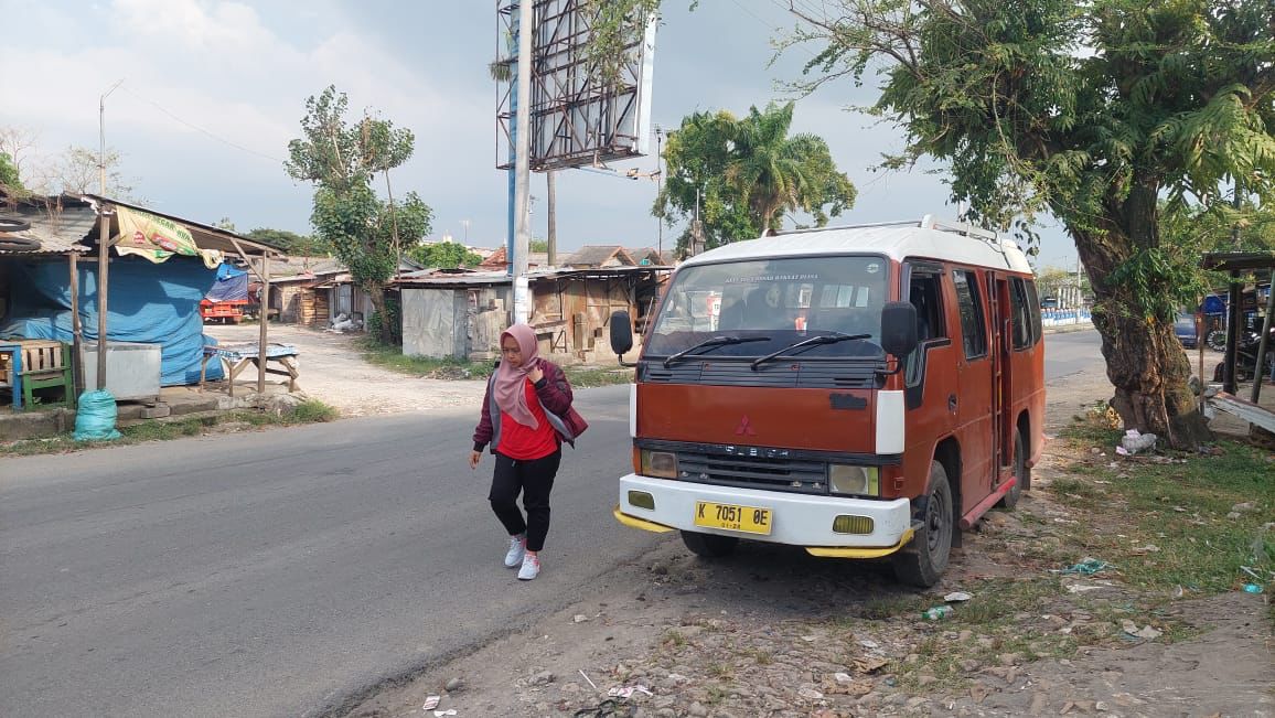 SEPI PENUMPANG : Salah satu angkutan umum di Blora yang masih beroperasi.